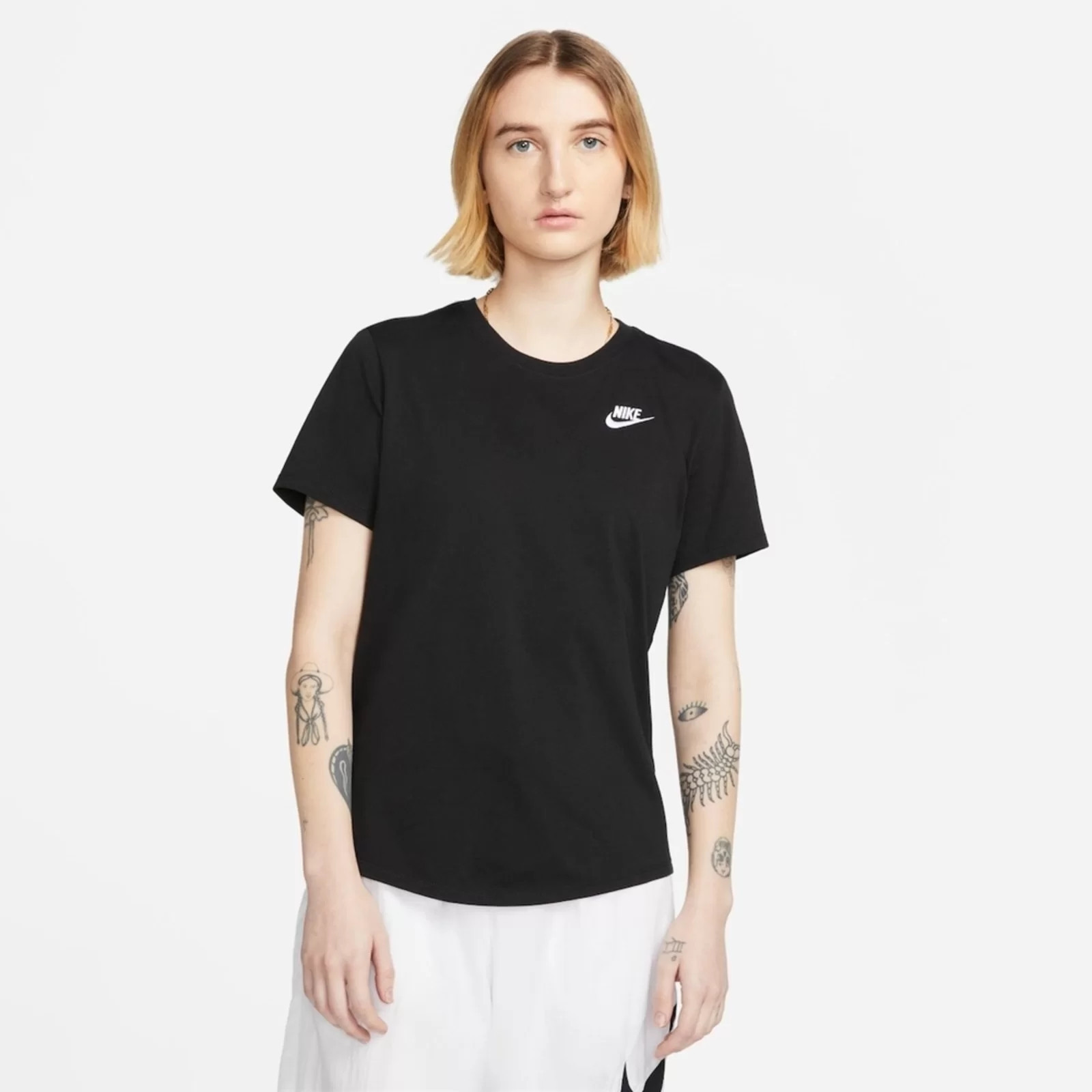 Camiseta Nike Sportswear Club Essentials Feminina | Dafiti (BR)