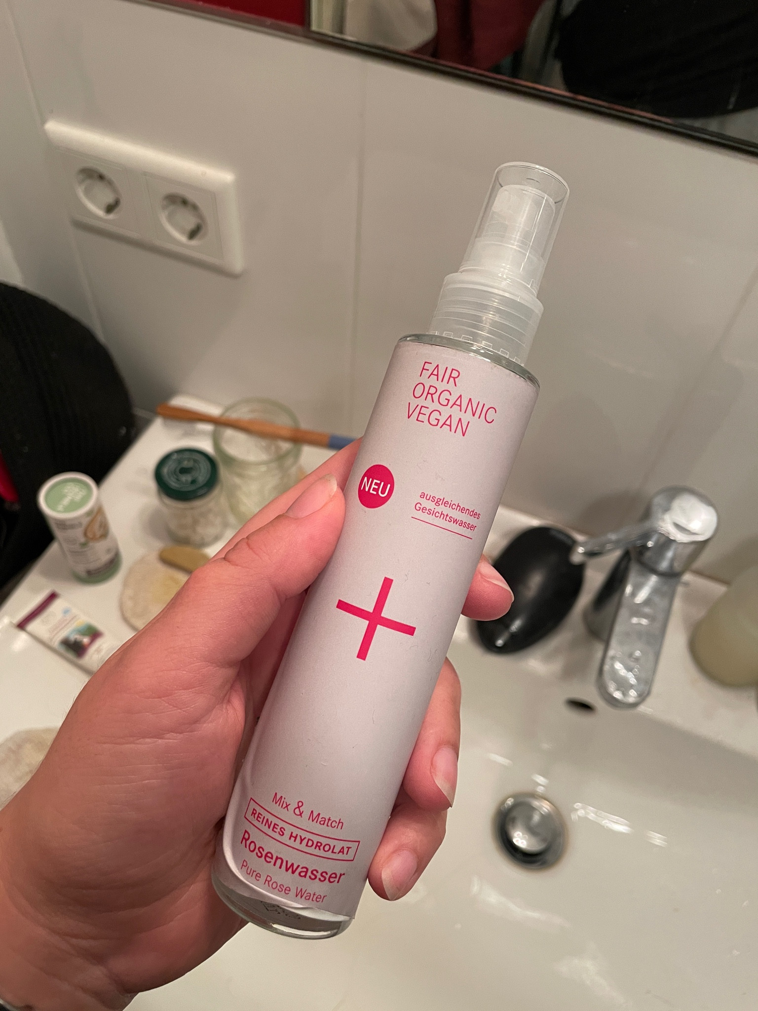 Diesen Rosenwasser ist richtig erfrischend - klebt & backst nicht wie andere 👌Rose

#LTKeurope #LTKbeauty