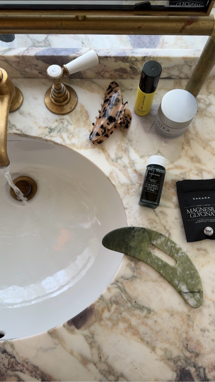 why I swear by my morning routine (24 y/o who is her own boss) 🫶🏼↓

-it’s a soft, daily reminder that discipline > motivation or inspiration 
-it creates some consistency in a schedule that is all mine
-it’s a conscious commitment to giving my own energy it’s moment before constant output
-it gives me the space to actually organize myself energetically so that I can carry that mindfulness into my professional life
-the intentional pause supports responses vs. reactions & the ability to prioritize & time manage 
-helps regulate my nervous system & hormonal function for steady clarity all day (no scaries)

@sakaralife