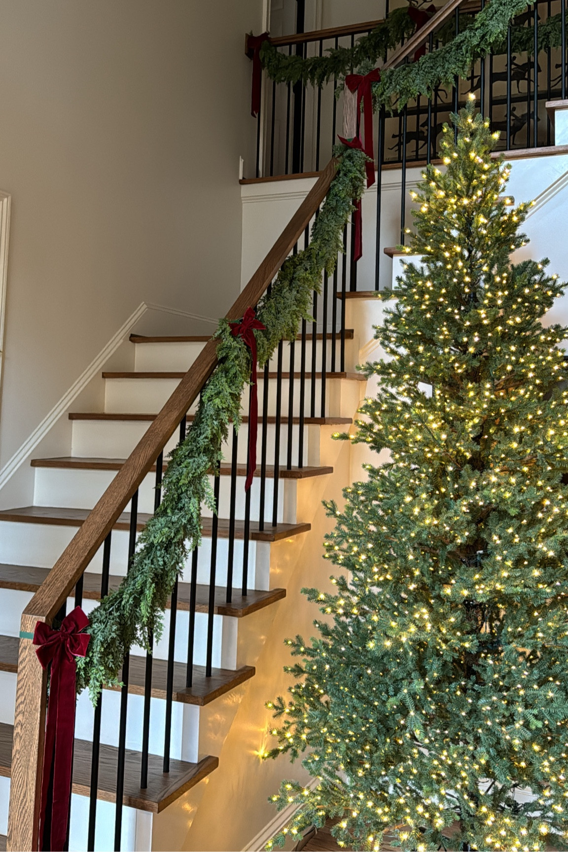 Garland & bows 

#LTKHome #LTKSeasonal #LTKHoliday