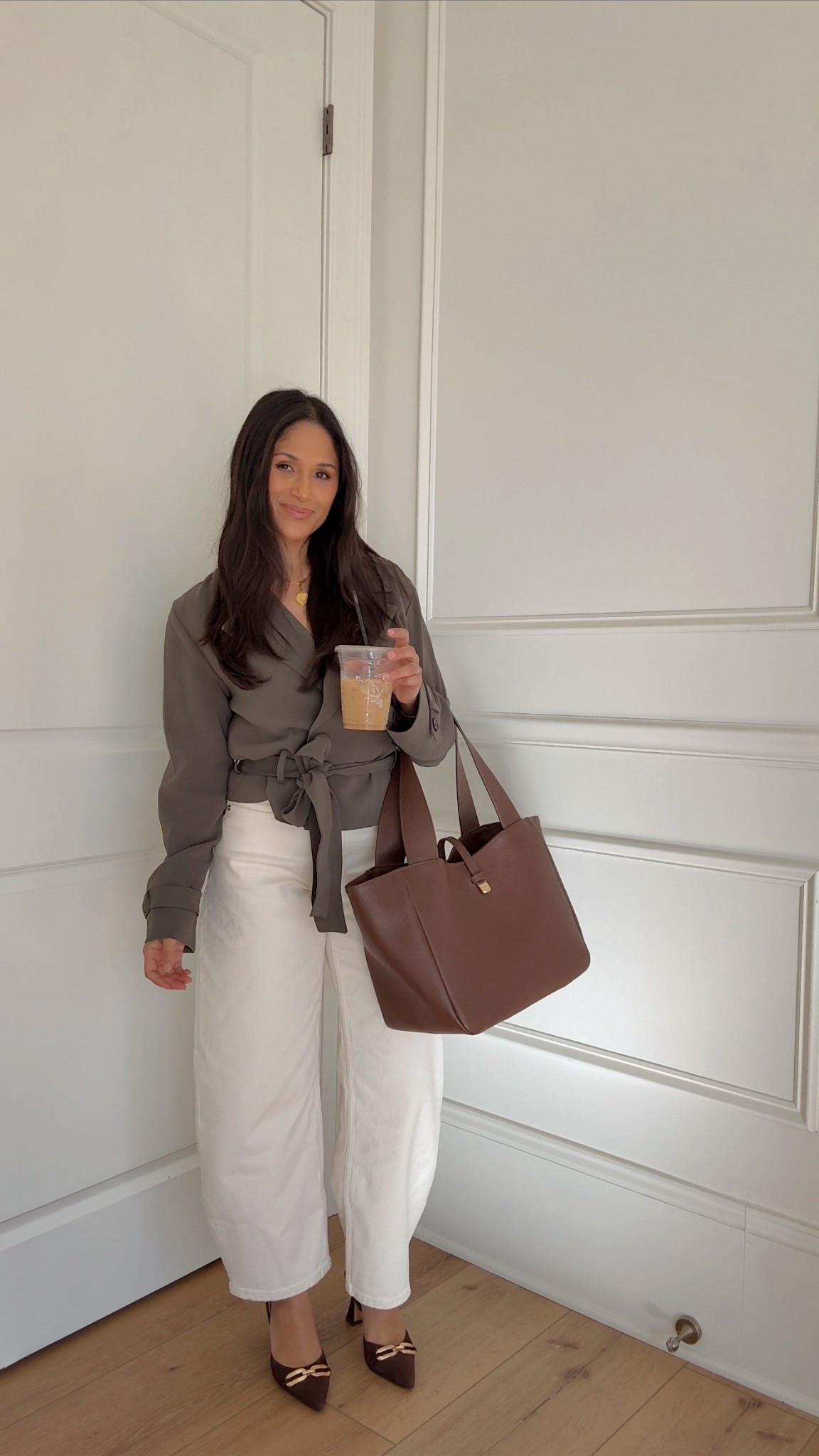 Love me some barrel style jeans especially in this off white color! 

Also, obsessed with this trench style top from @Aritzia ! 

Take 20% OFF my @giginewyork tote with code: HAUTE20

#workwear #ootd #officeoutfits #worktote #workbag #chocolatebrownoutdit #whitedenim

#LTKPetite #LTKWorkwear #LTKootd
