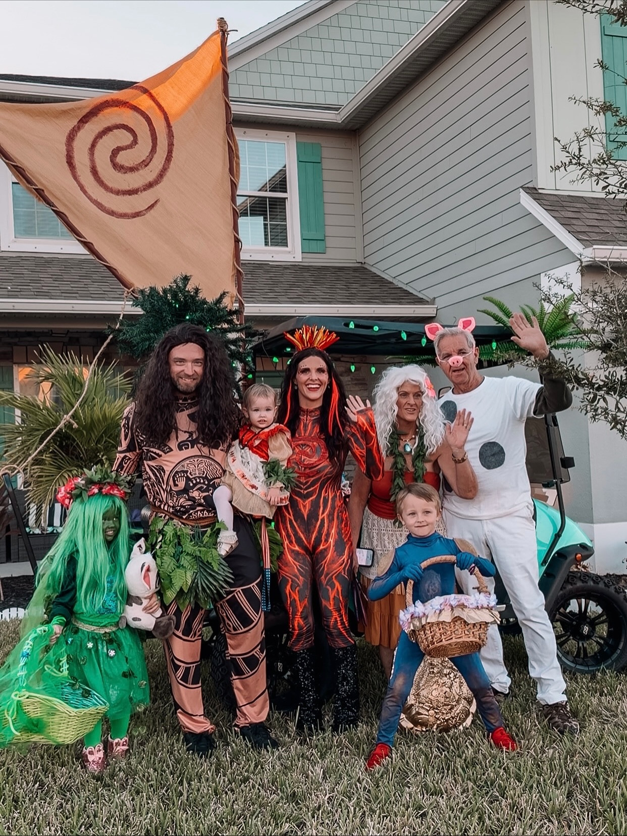 What can I say except you’re welcome! 🌴🌀💚🌊 

#moana #halloweencostume #familycostume #disney