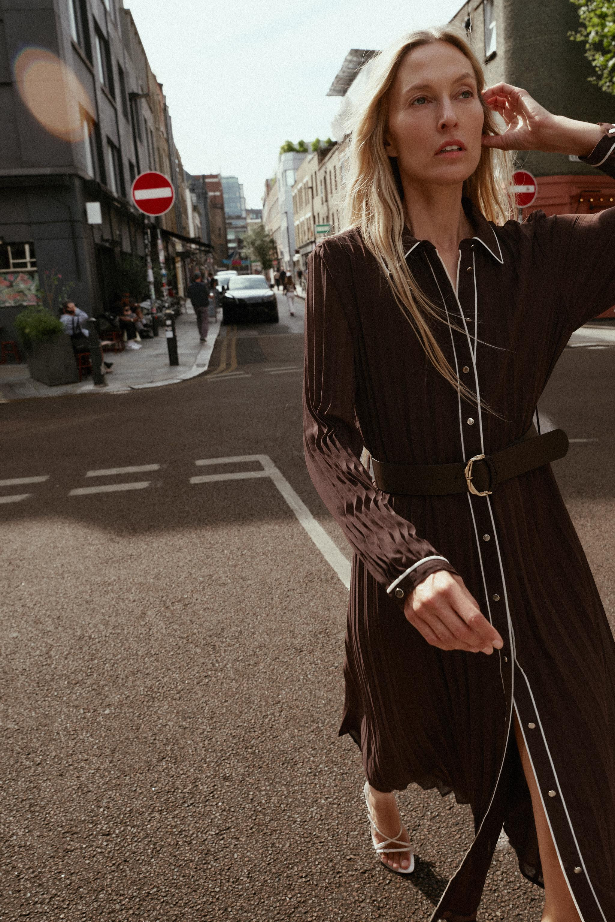 MIDI-PLISSEEKLEID MIT GÜRTEL | Zara DE