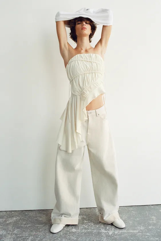Top featuring a main fabric made from cotton yarn. Strapless design with an open back and an asym... | Zara IT
