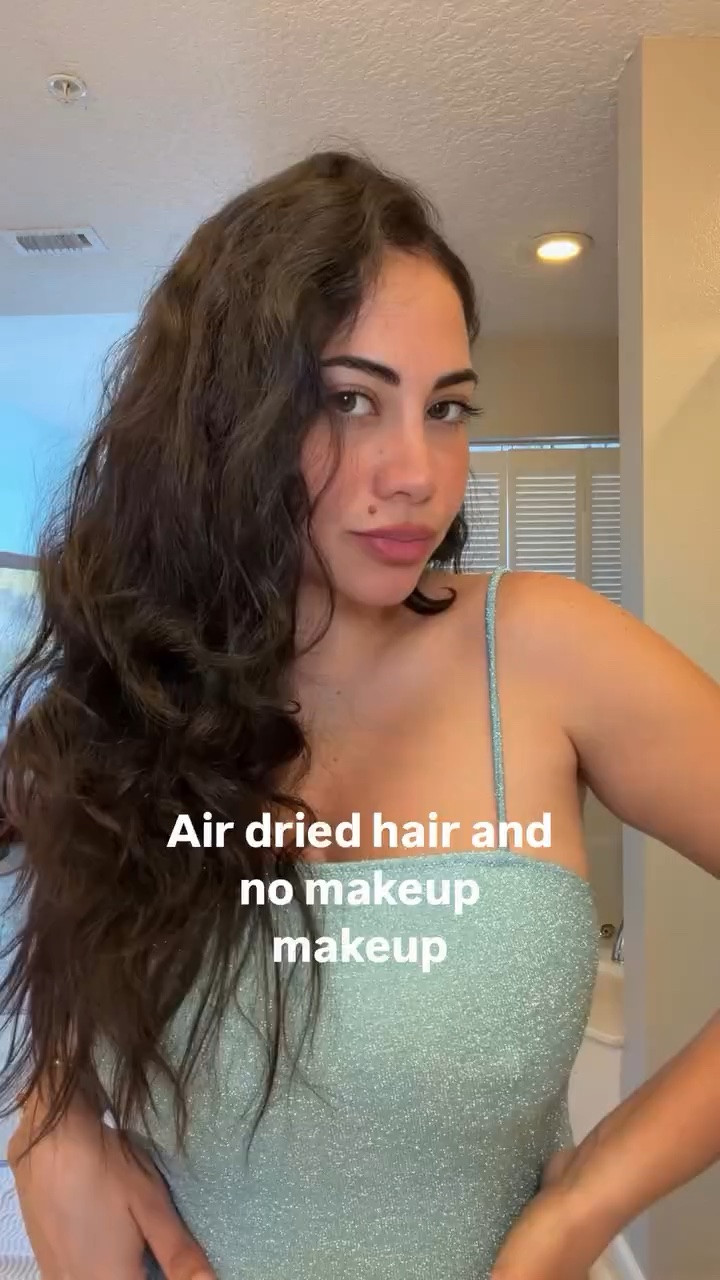 Taking a break from the World Cup today to recover mentally so let’s get ready for a beach day 😜🌊

Makeup products used: @narsissist concealer in medium custard / @rhode blush toasted teddy / @merit volumizing mascara / @maccosmetics SOAR lipliner 

-
summer get ready with me, summer makeup, natural hair