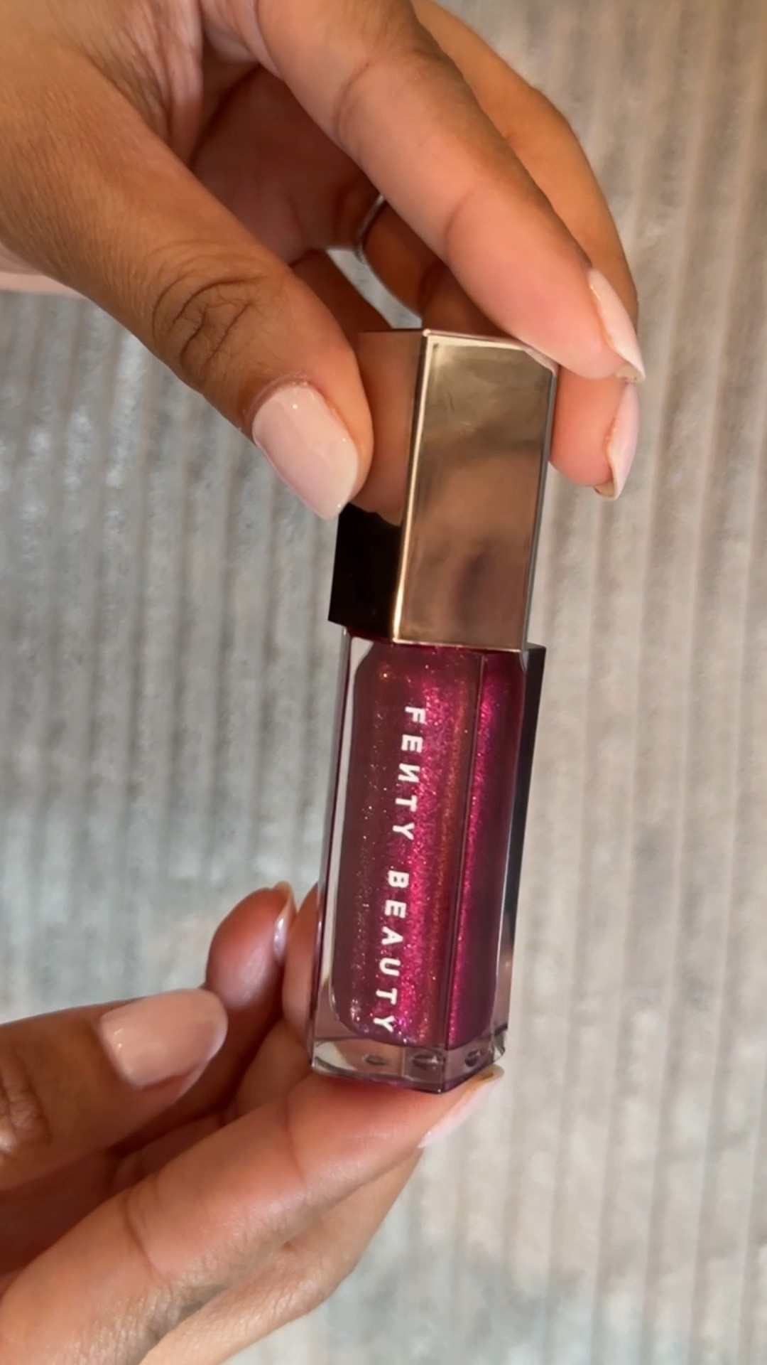 Mi nuevo Labial favorito 🩷el color es una cosa de locos y el brillo ni se diga.. 
#FentyBeauty

#LTKstyletip #LTKbeauty #LTKsalealert