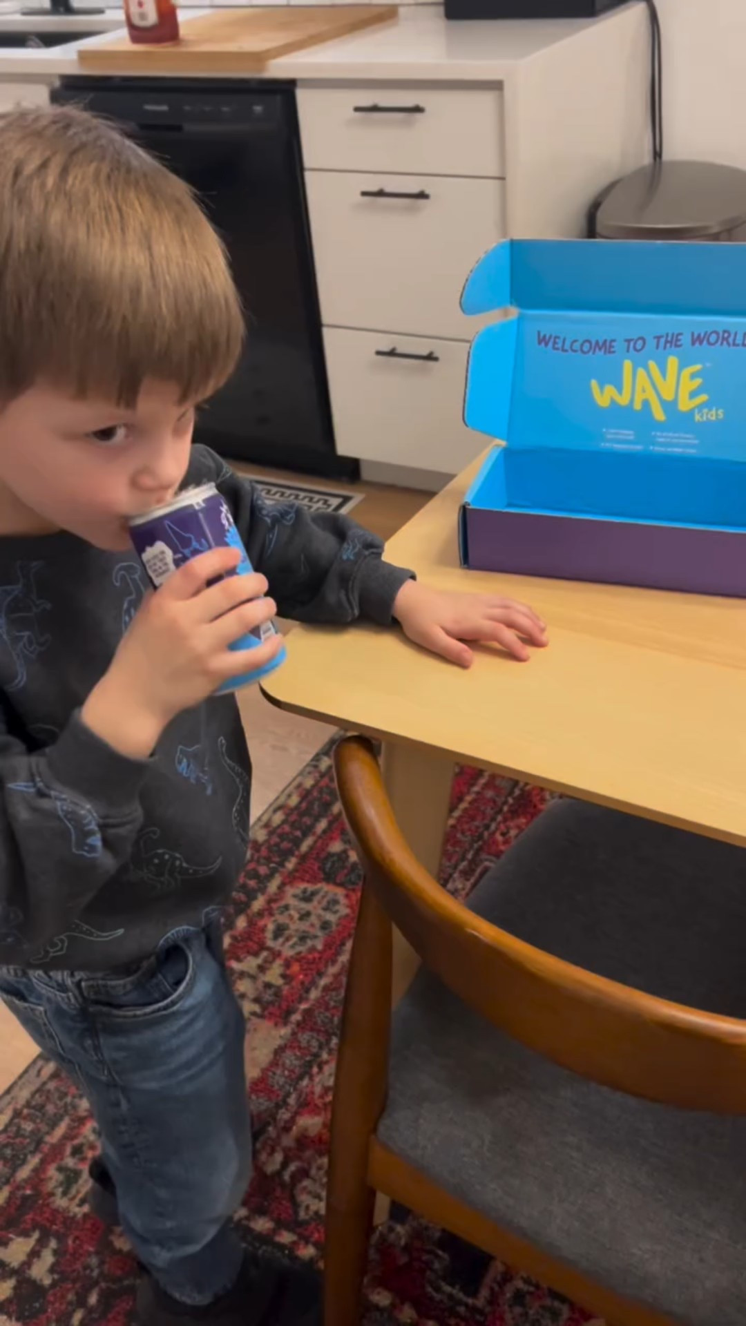 @hellowavekids sent us some canned water made for kids by kids and it lives up to the hype! Who thought water could be this cool 😎 in a can? 🌊 #momlife #cannedwater #cool #kids #drinkwater