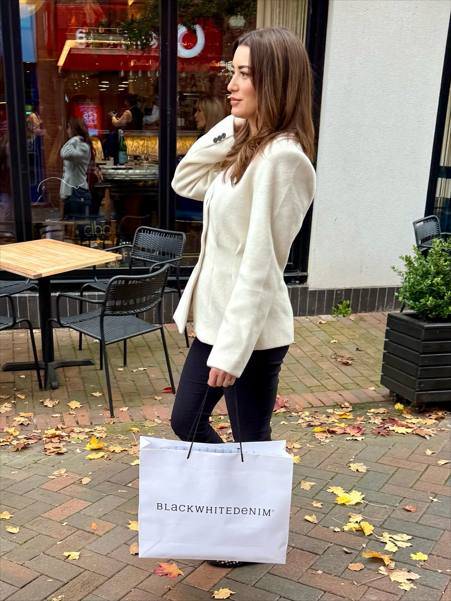 Wool jackets and capris = an Autumn uniform.
Buying a thicket blazer/jacket is a great AW investment. You can wear it layered over a top or fine knitwear as a jacket or done up like a blazer. 
I will link the outfit on my @ltk.europe