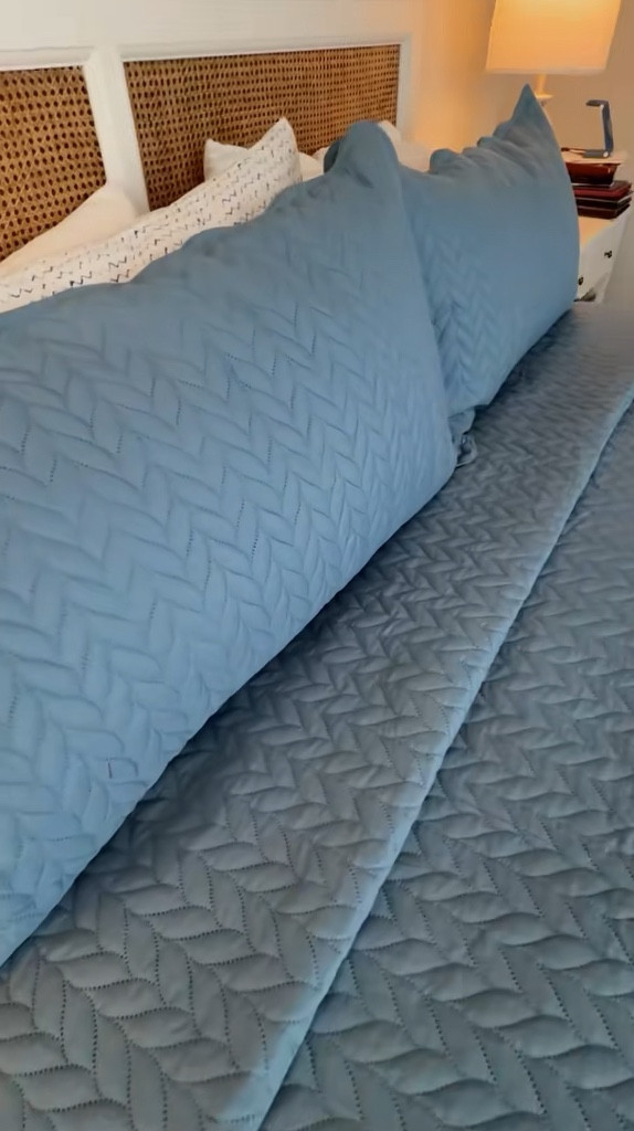 coastal blue summer bedding 

#LTKHome #LTKSeasonal