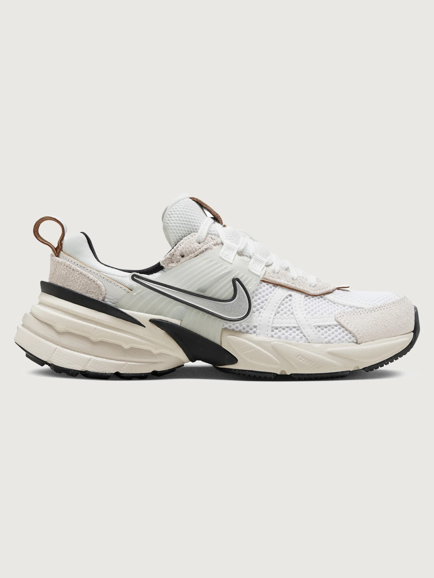 Nike V2k Run - Summit White/ Chrome / White / Lt Orewood Brn - Size 5.5 | Carbon38