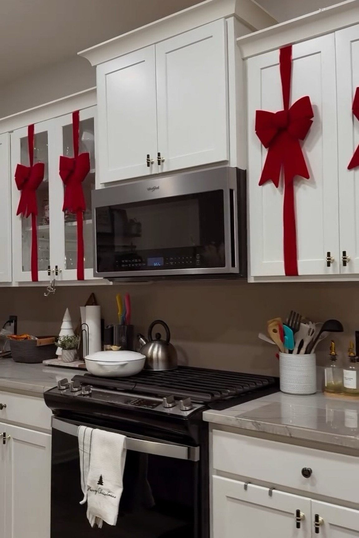 What do you guys think? 
.
.
.
#christmasdecor #christmasdecorations #christmastime #kitchendecor #kitchenchristmasdecor #homedecor