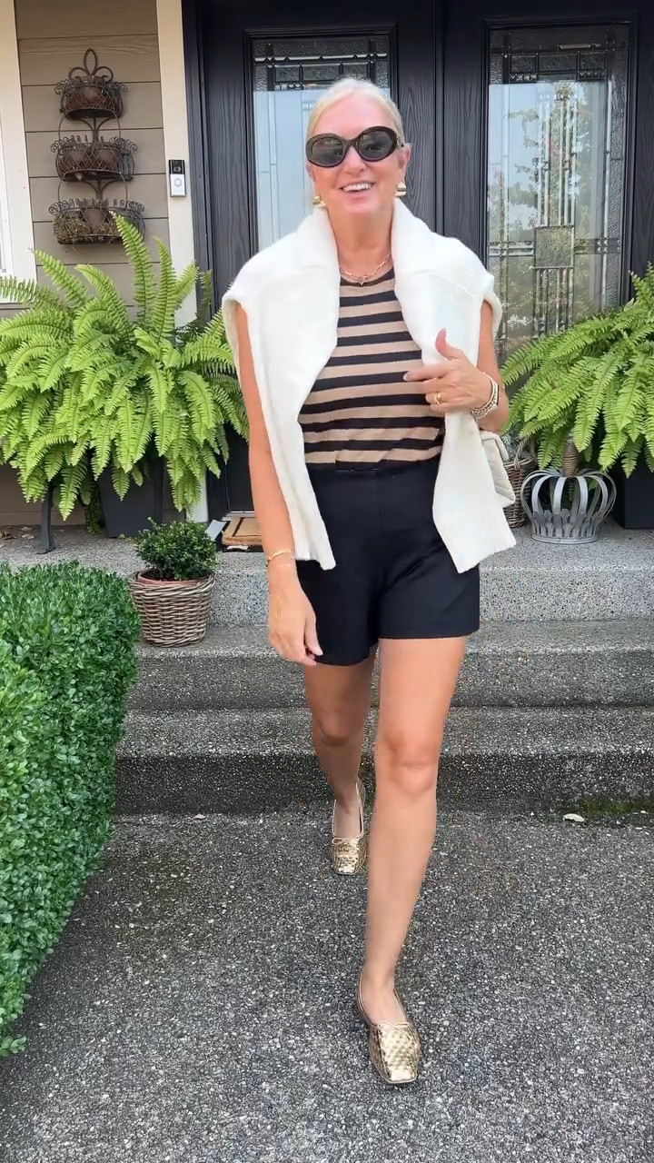 Day ✋🏻🖤10 Days of Fall Transitional Outfits 🍁 Comment SHOP for links! 

Who’s still wearing shorts? Our weather is starting to take a turn, but shorts still feel great!  I love this striped tee because the colors really lean more Fall!  Adding a “third piece “ like the sweater adds a layer without too much heat! 

Shorts-ON SALE $59 use code: DAWNXSPANX 
Tee-runs small size up (I’m in a medium)

#falltransition #falltransitionoutfit #fallstyle #stripedtee #over50 #over40style