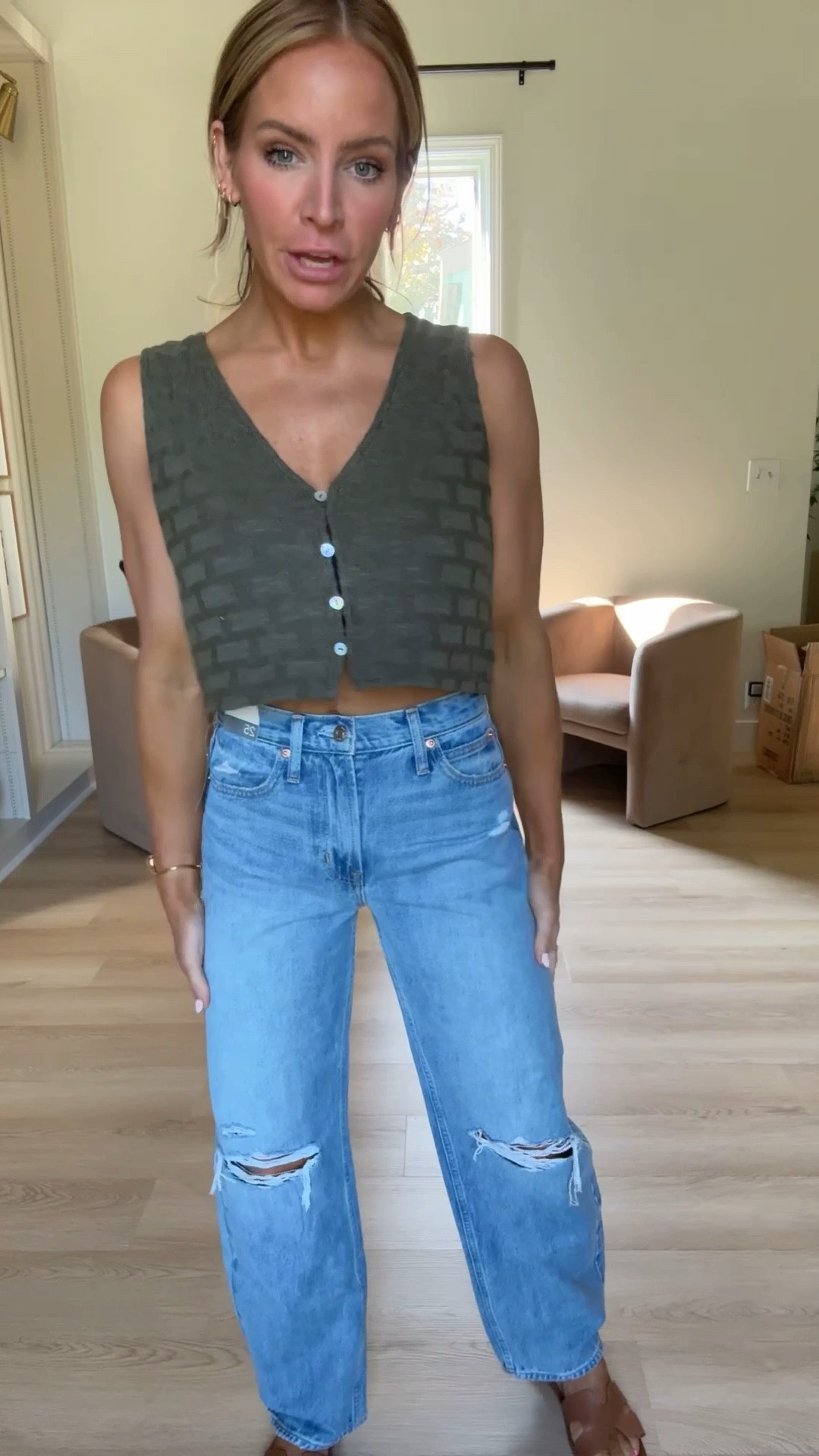 Agolde: size 25
Gap: size 25
Levi’s (starting out the video): 26
Top: small 