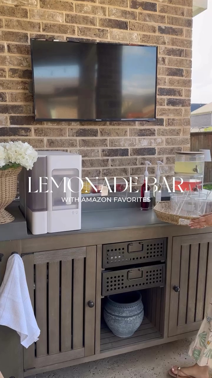 🍋 the lemonade bar my family keeps asking for

I set this up with my syrup bottles and my favorite divided container with a lid that holds ice so all the lemon slices and garnishes stay cold. The nugget ice machine is the real star though. It makes ice in about 20 minutes and my family uses it nonstop!

#LTKHome #LTKdayinmylife #LTKmomlife