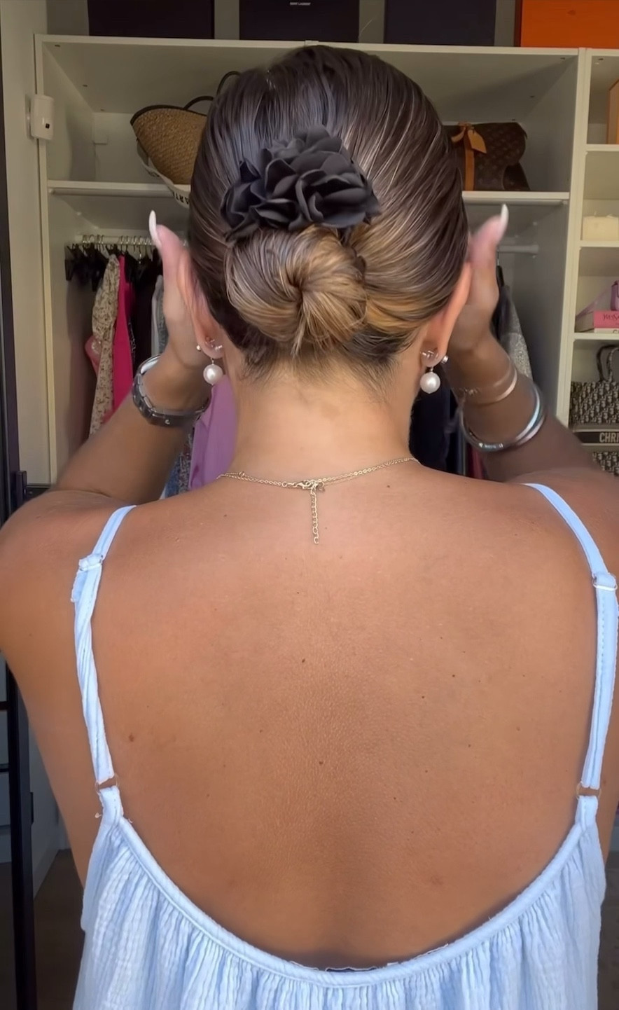 Tuto cheveux 

comment bien plaquer ses cheveux, coiffure cheveux attachés, masque hydratant, gel structure, élastique fleur

#LTKbeauty