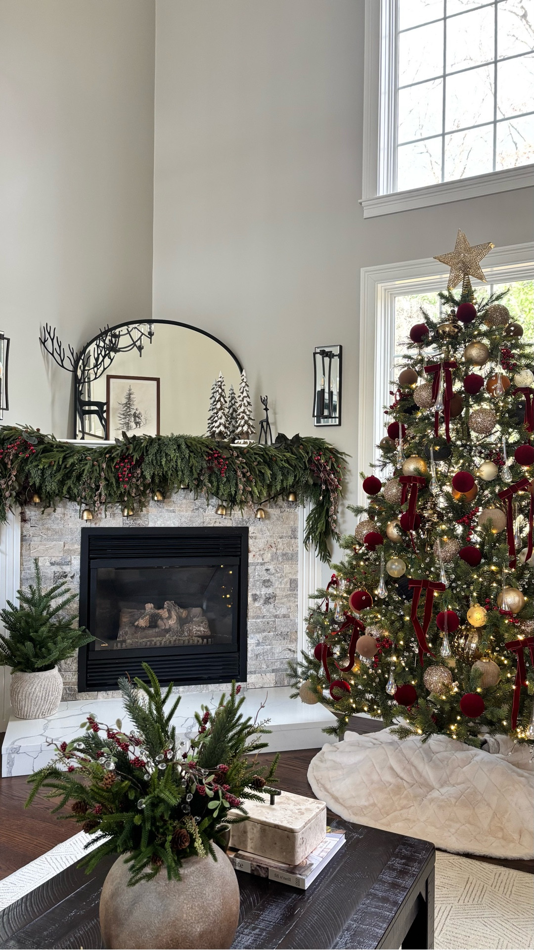 ✨🎄 Cuando quieres Navidad nivel Pinterest… pero tu esposo quiere nivel “presupuesto” 😂💳
Entre magia navideña, café y su cara de “¿otra vez compras?”, logramos una casa brillante, hermosa y con mucho estilo.

Porque dinero no tenemos… pero estilo sí, ¡y cara para darme gusto también! 😎✨
Si te reíste, comenta MAGIA O CARA 😂👇

• ✨Enlaces de la decoración Navideña en mi LTK (bio)

#traditionalchristmas #christmas #christmasishere #christmastime #christmastreedecorating #christmastreedecor #christmastreeinspo #christmasseason #artificialchristmastree #christmasdecorations #christmastrees #pinterestvibes #navidad #decoracion #humor 

christmas tree decor, christmas tree ornaments, red ornaments,
2025 tree reveal, 2025 christmas tree, christmas tree ideas, viral christmas tree, christmas tree trends, navidad, decoración

#LTKHome #LTKHoliday #LTKCyberWeek