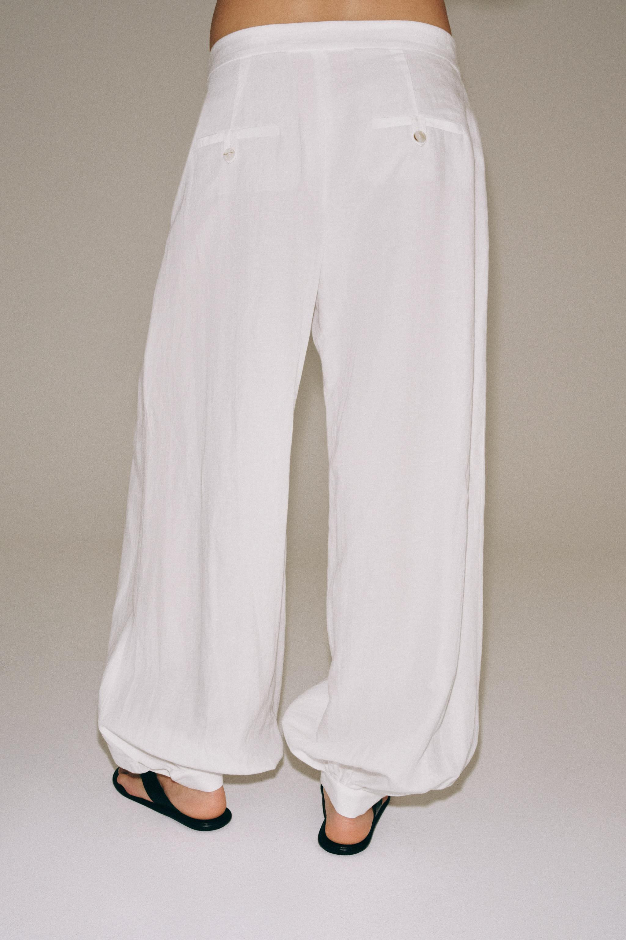 Model height: 179 cmZARA WOMAN COLLECTIONTrousers made from a lyocell blend yarn. Mid-waist with ... | Zara UK