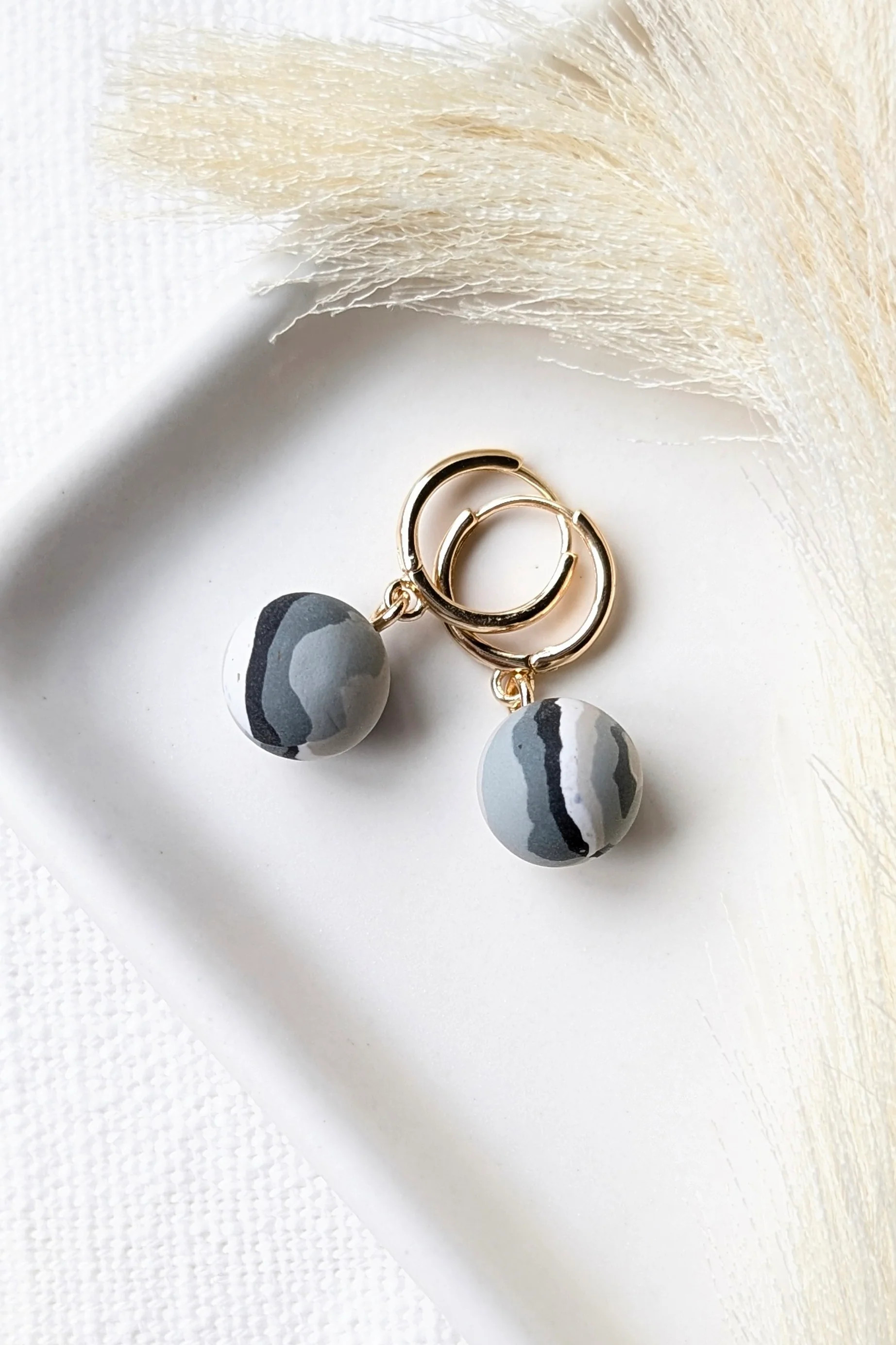 HUGGIES - Shades Of Gray | Momo Studio