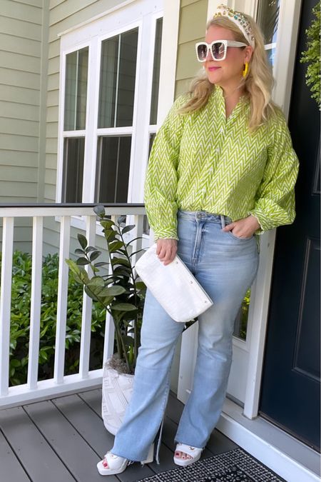 Easy spring look with jeans. This cotton blouse comes in lots of colors. Use code: JUJU10 on all blouses.