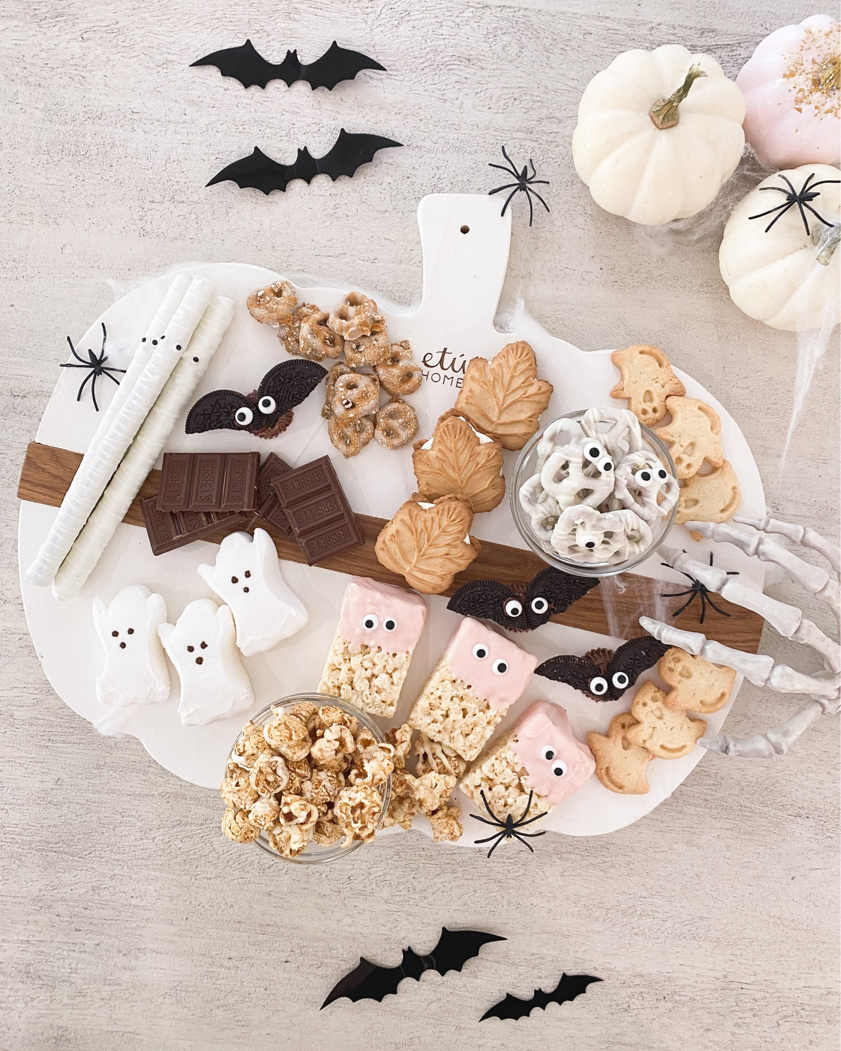 My favorite pumpkin charcuterie board! So cute for the fall season 🤍🍂

Etu home, dessert board, Halloween ideas, treat board, white pumpkin board, party ideas, Halloween desserts, fall entertaining, fancythingsblog

#LTKunder50 #LTKFind #LTKhome