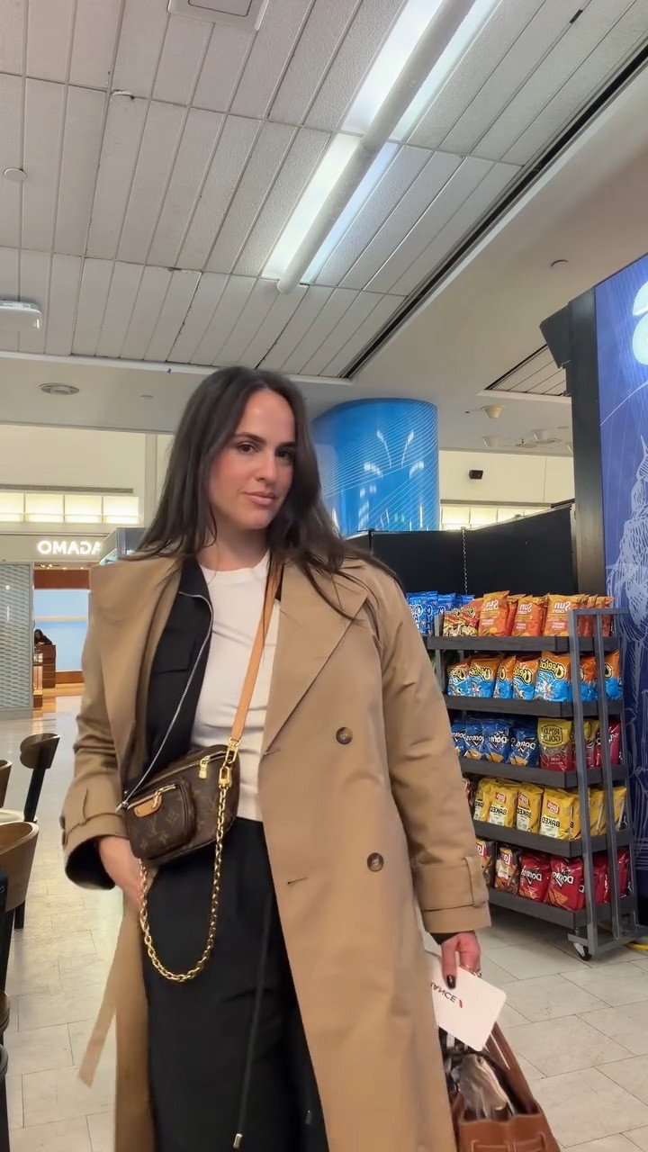 Airport outfit to Paris ✈️

Top: white tee @uniqlousa 
Pants black jacket & trench: @zara 
Sneakers: @newbalance 

#airportoutfit #paristrip #ootd #airportfitcheck #outfitdetails