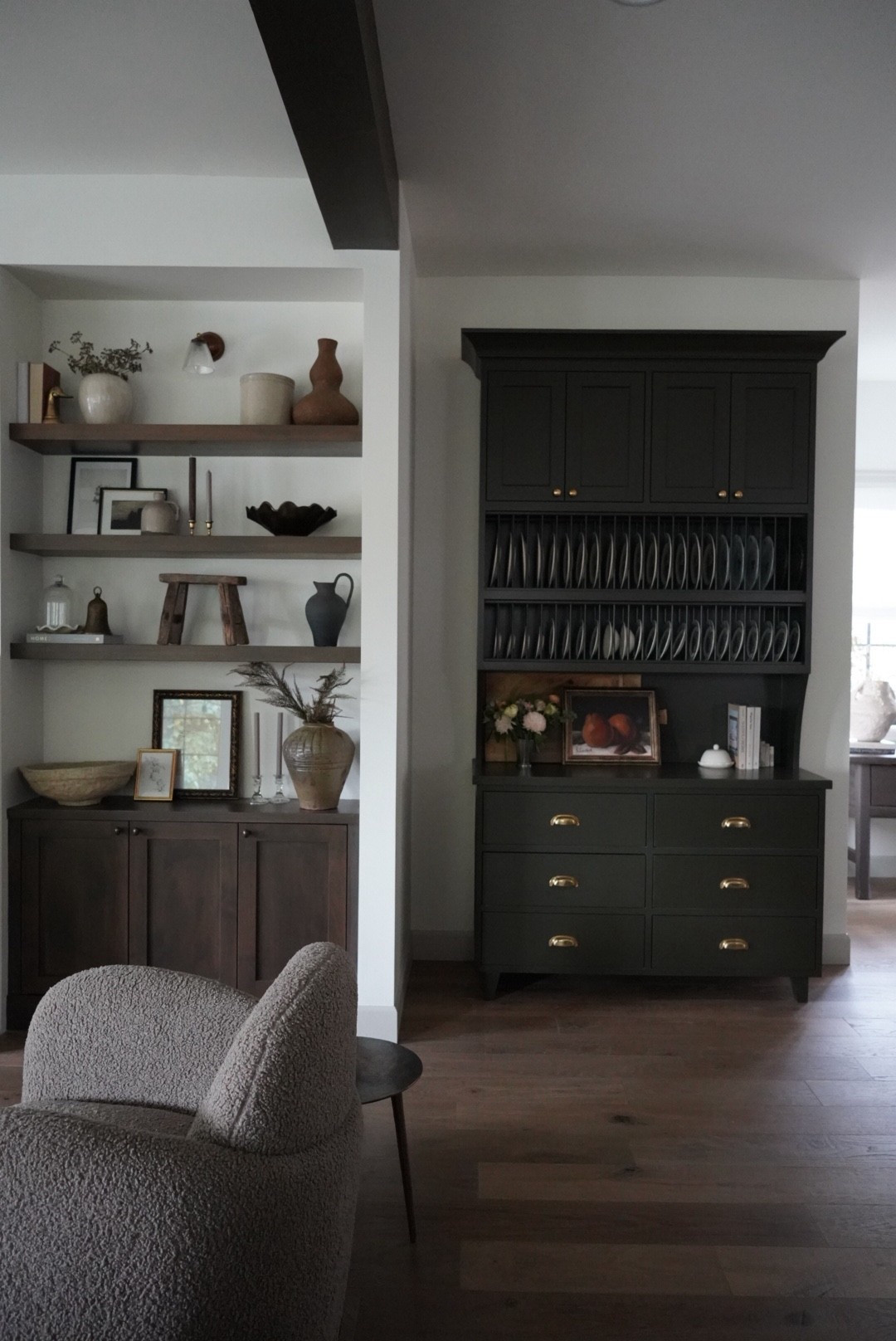 Kitchen hutch details 🤎
Paint: BM Fatigue Green
Plate racks + unlacquered brass Massey pulls and knobs

#LTKHome
