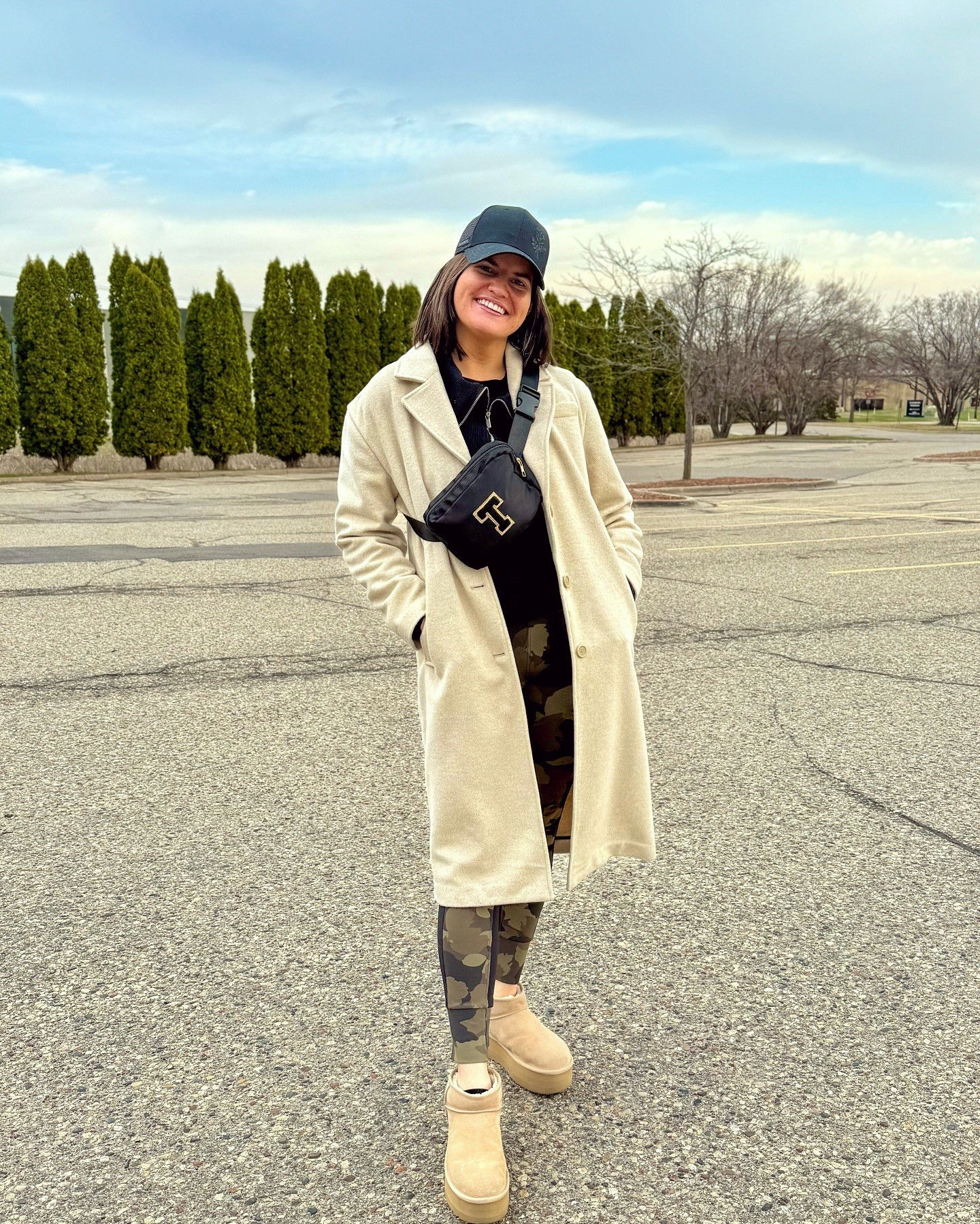 rolling up to that Sunday workout✨🖤 #dayoffvibes #sundayootd #uggstyle #on34thstyle #camoleggings #blacklook
Coat Size: Medium🤍