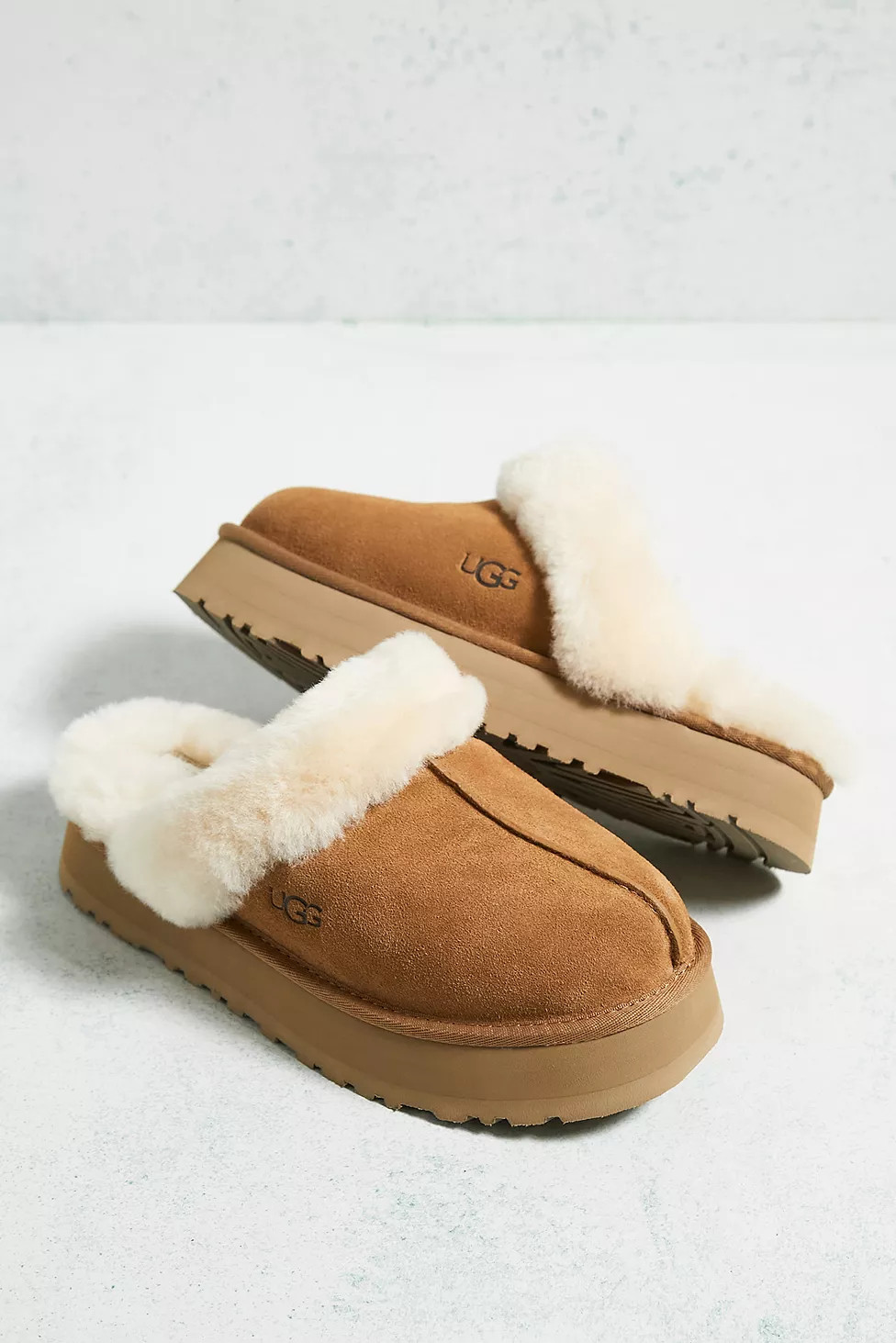 UGG – Plattform-Slipper „Disquette“ in Kastanienbraun | Urban Outfitters DE