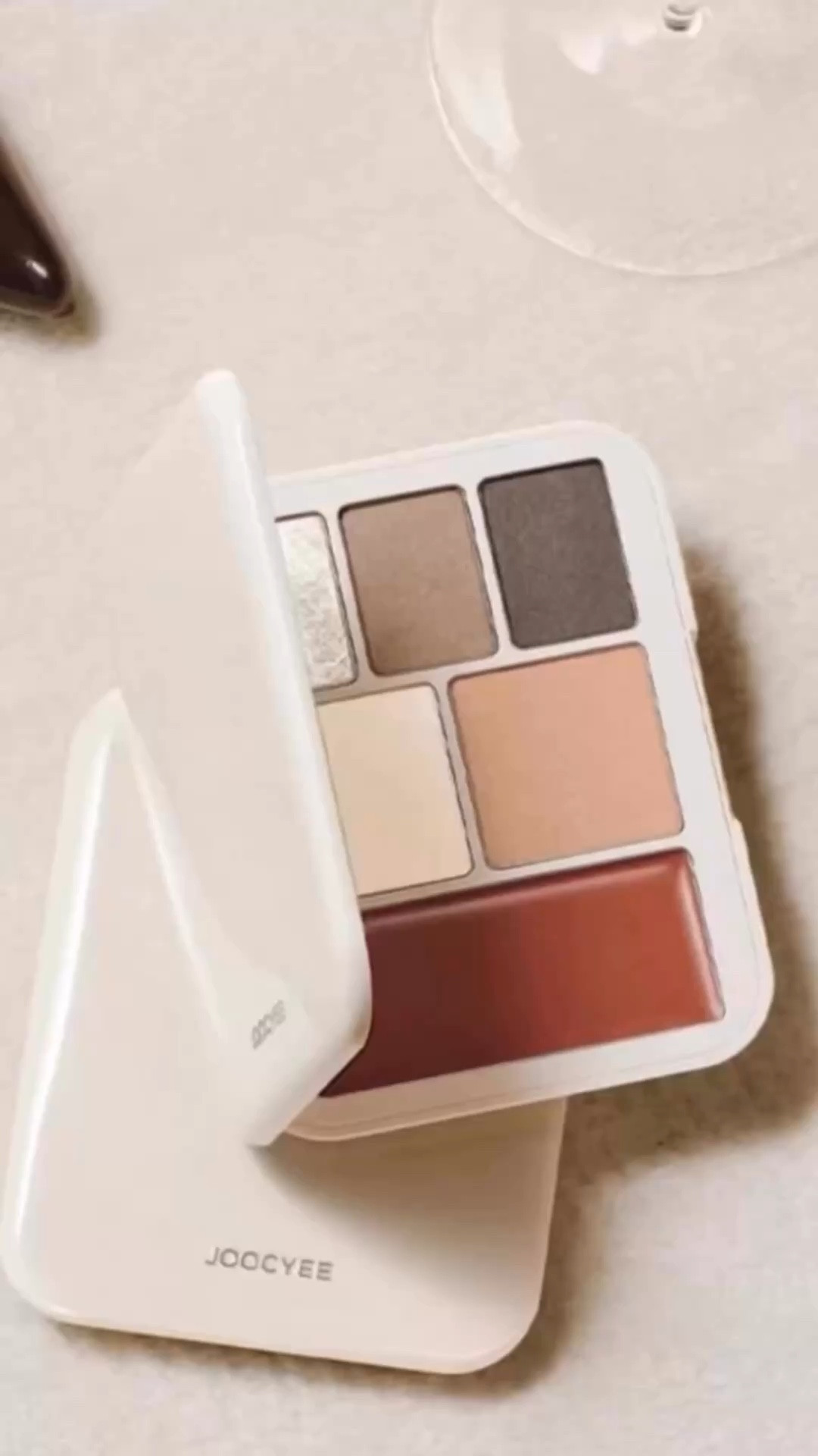 If you see this, it’s a sign to get this makeup beginner friendly full face palette.

This is the Joocyee Smokey Multi Palette — Joocyee Lookbook Multi Palette in 02 Saturday Night, and it makes doing a full face ridiculously easy.

Cool-toned smoky browns with soft gold shimmer add depth without looking heavy. The tones are curated to work together, so you don’t have to guess where to place the colors.

Eyes, cheeks, and definition — all from one makeup beginner friendly full face palette.

The finish looks polished, softly radiant, and still wearable in the daytime.

02 Saturday Night = confident, cool-toned, effortless definition.

If you’re building a simple makeup routine, this Joocyee Smokey Multi Palette is a clear winner.

#JoocyeeSmokeyMultiPalette #JoocyeeLookbook #FullFacePalette #MakeupBeginnerFriendly #CBeauty