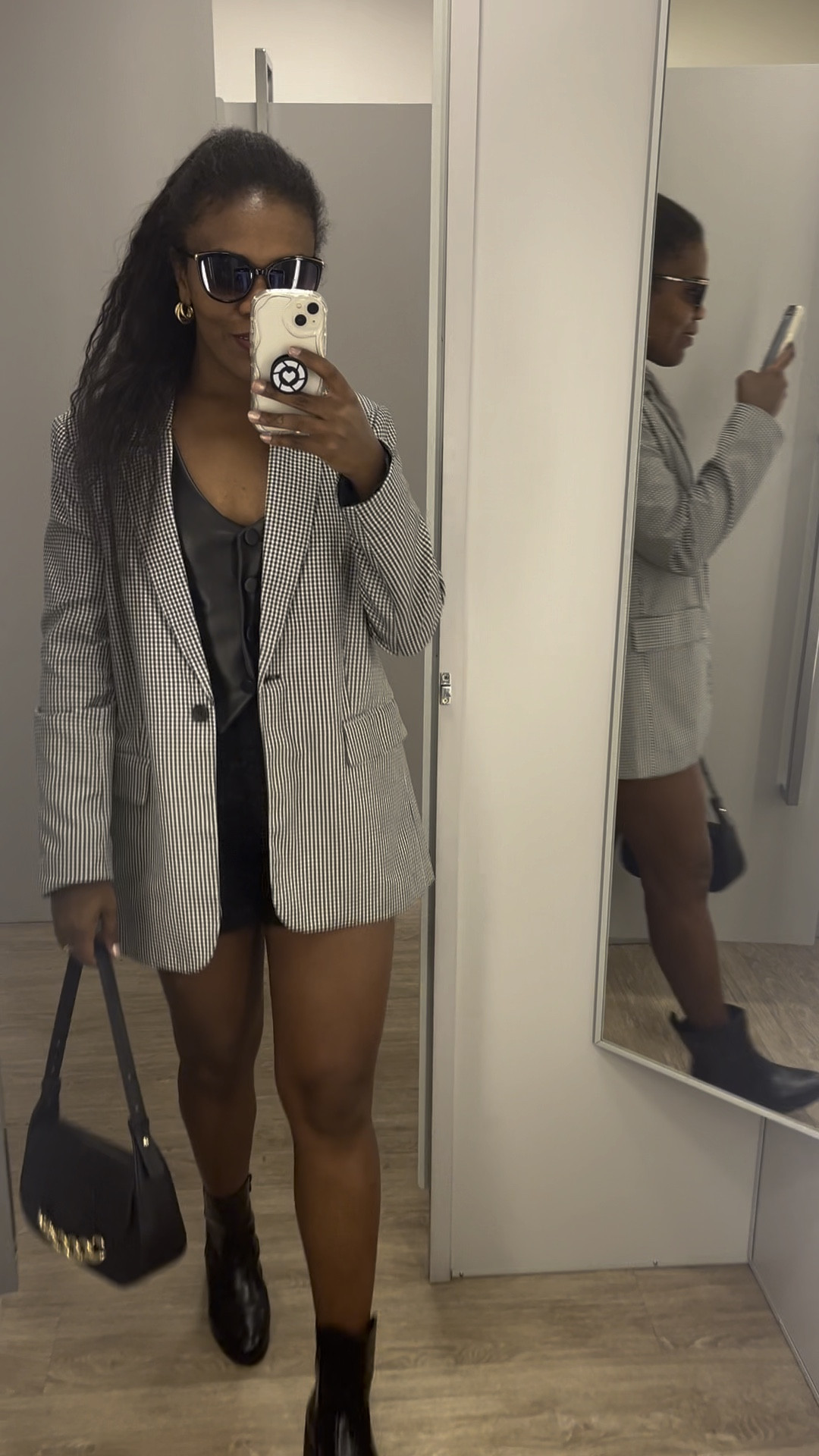 O blazer oversized da uma modernizada no look, esse em xadrez está super em alta! 🤌🏾✨