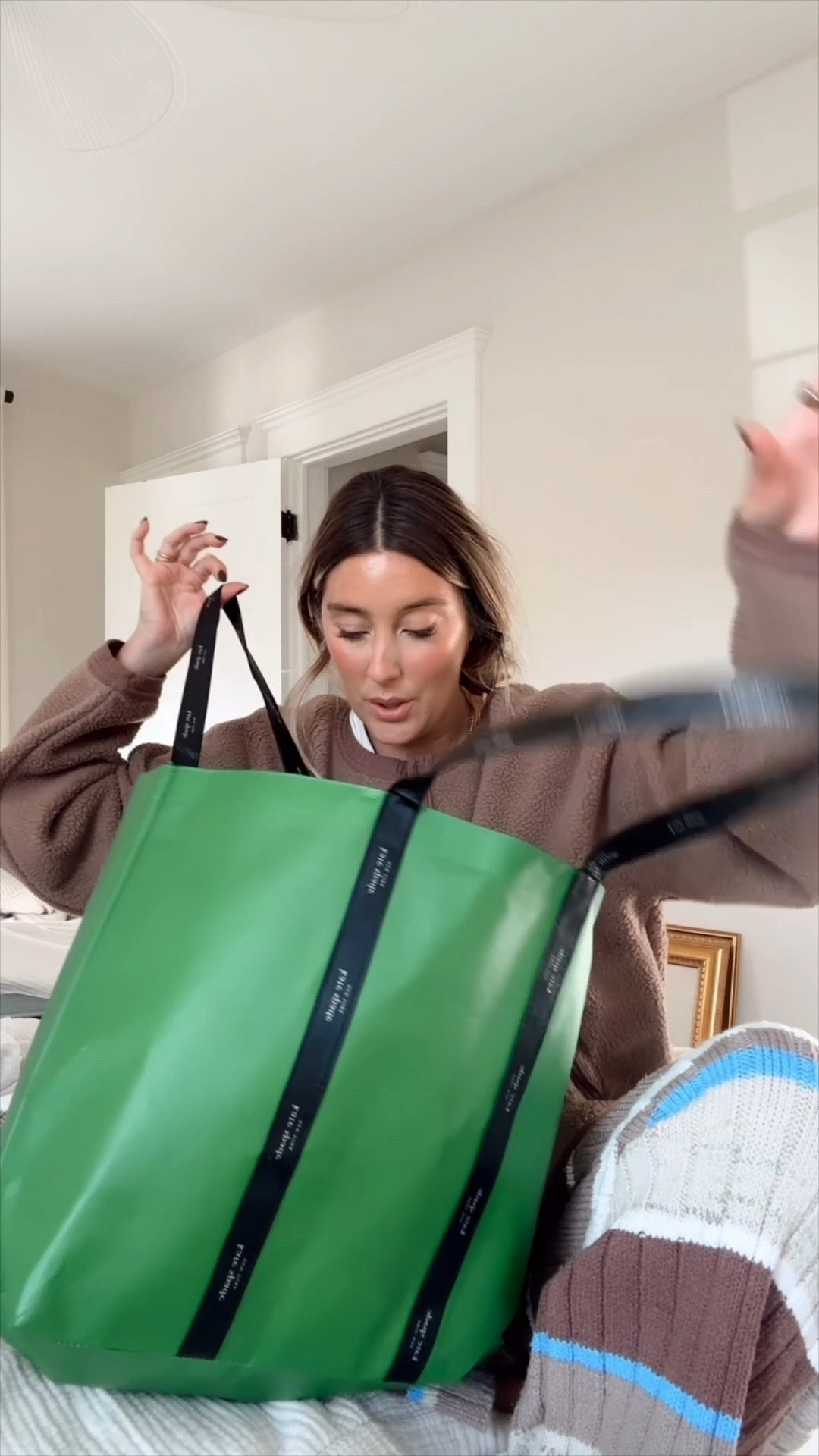 4 really cute last minute gifts from @katespade! Which one and who are you gifting them to?! Shop everything pinned at the top of my comments!  #katespadeny #ad 