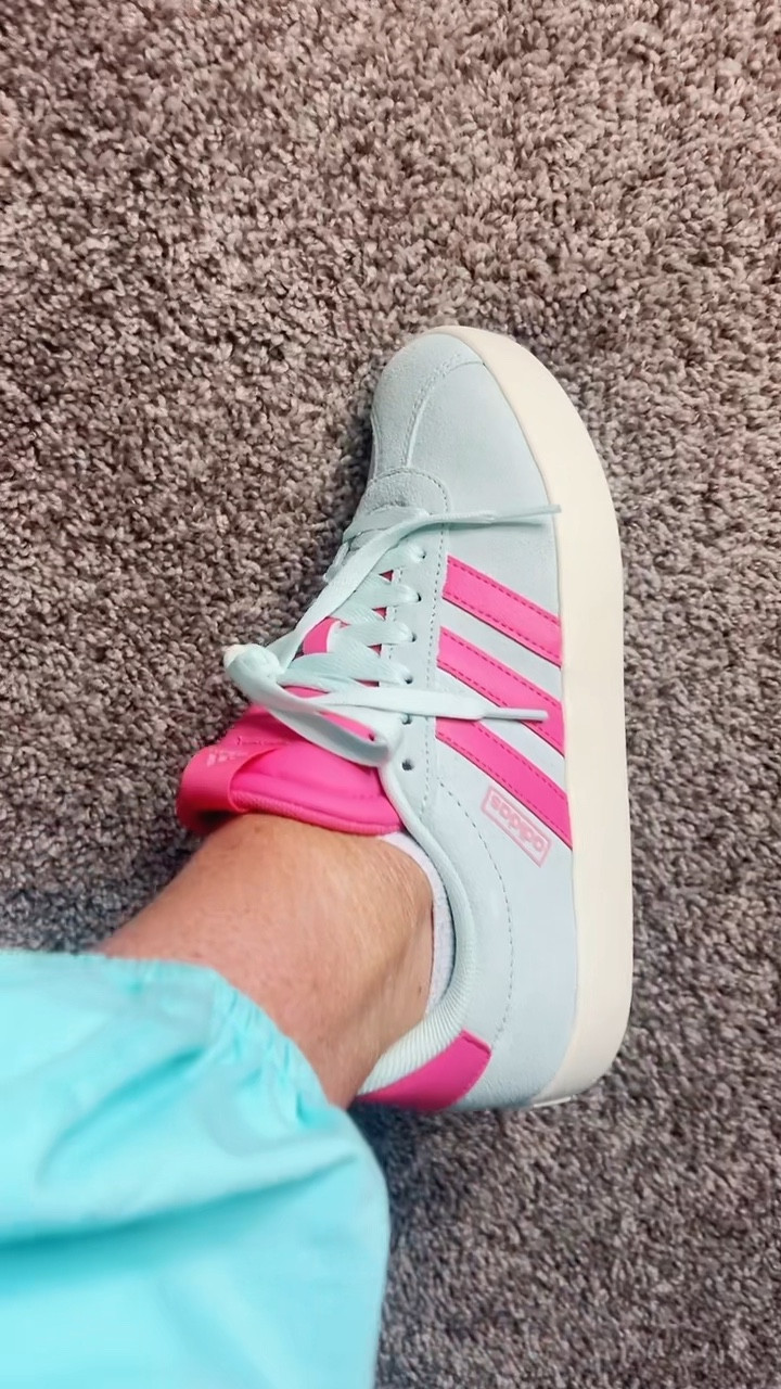 Try on my new Adidas sneakers with me 👟 



#LTKStyleTip #LTKFindsUnder100 #LTKShoeCrush