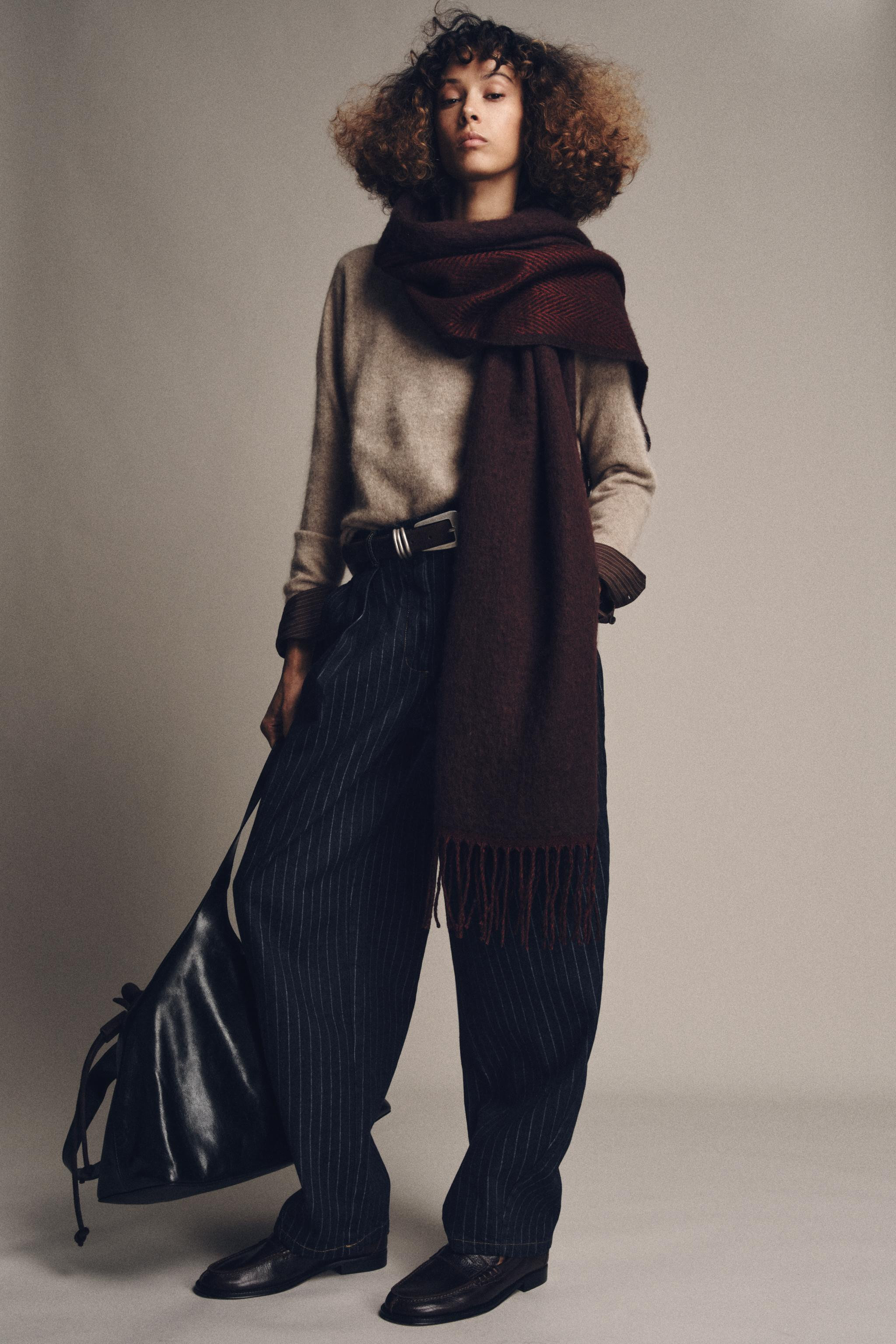 CONTRASTING HERRINGBONE FRINGED SCARF | Zara US
