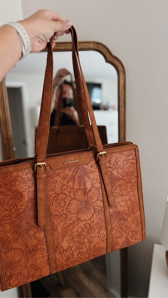 Tote bag | laptop bag | fall bag 



#LTKItBag #LTKFallSale #LTKFindsUnder50