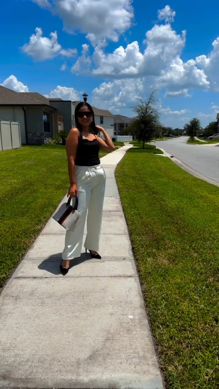 ✨GRWM: look elegante, cómodo y con actitud✨
Hoy me puse los LILLUSORY Wide Leg Dress Pants y no puedo superar lo bien que se ven 😍
Los combiné con un crop top negro, stilettos, gafas y mi cartera favorita para ese vibe chic pero effortless 🖤
¿A dónde irías con este outfit? 👇
#GRWM #OutfitDelDía #LillusoryPants #ChicStyle #WideLegPants #OfficeToDinner #LookElegante #OOTD #StyleInspo #FashionReel
———
✨GRWM: classy, comfy, and full of attitude✨
Today I’m wearing the LILLUSORY Wide Leg Dress Pants and I can’t get over how good they look 😍
I paired them with a black crop top, stilettos, sunglasses, and my favorite handbag for that effortless chic vibe 🖤
Where would you wear this outfit? 👇
#GRWM #OOTD #LillusoryPants #ChicStyle #WideLegPants #OfficeToDinner #ElegantLook #StyleInspo #fashionreel