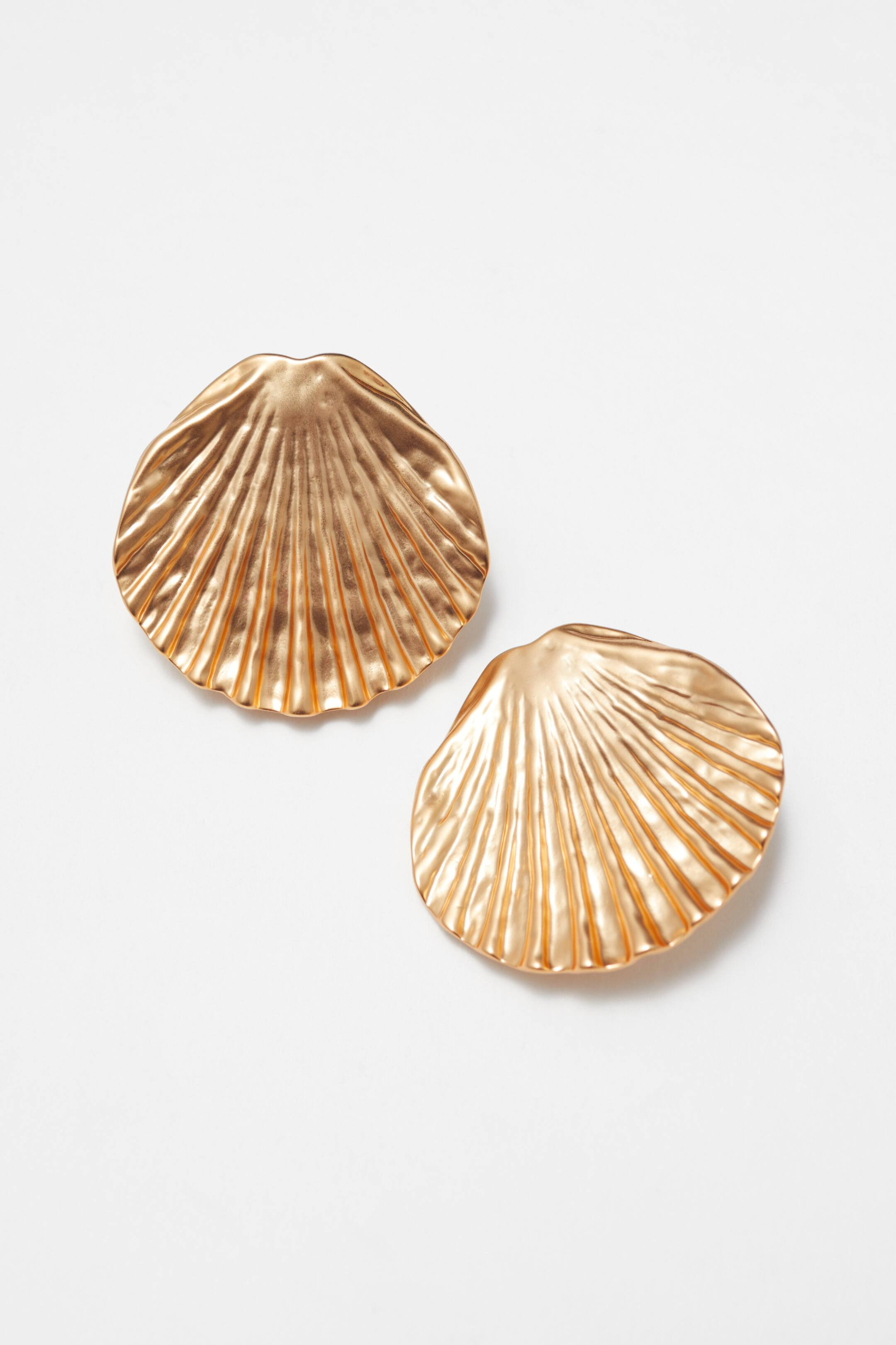 Seashell-Shaped Clip Earrings - Gold - Ladies | H&M GB | H&M (UK, MY, IN, SG, PH, TW, HK)