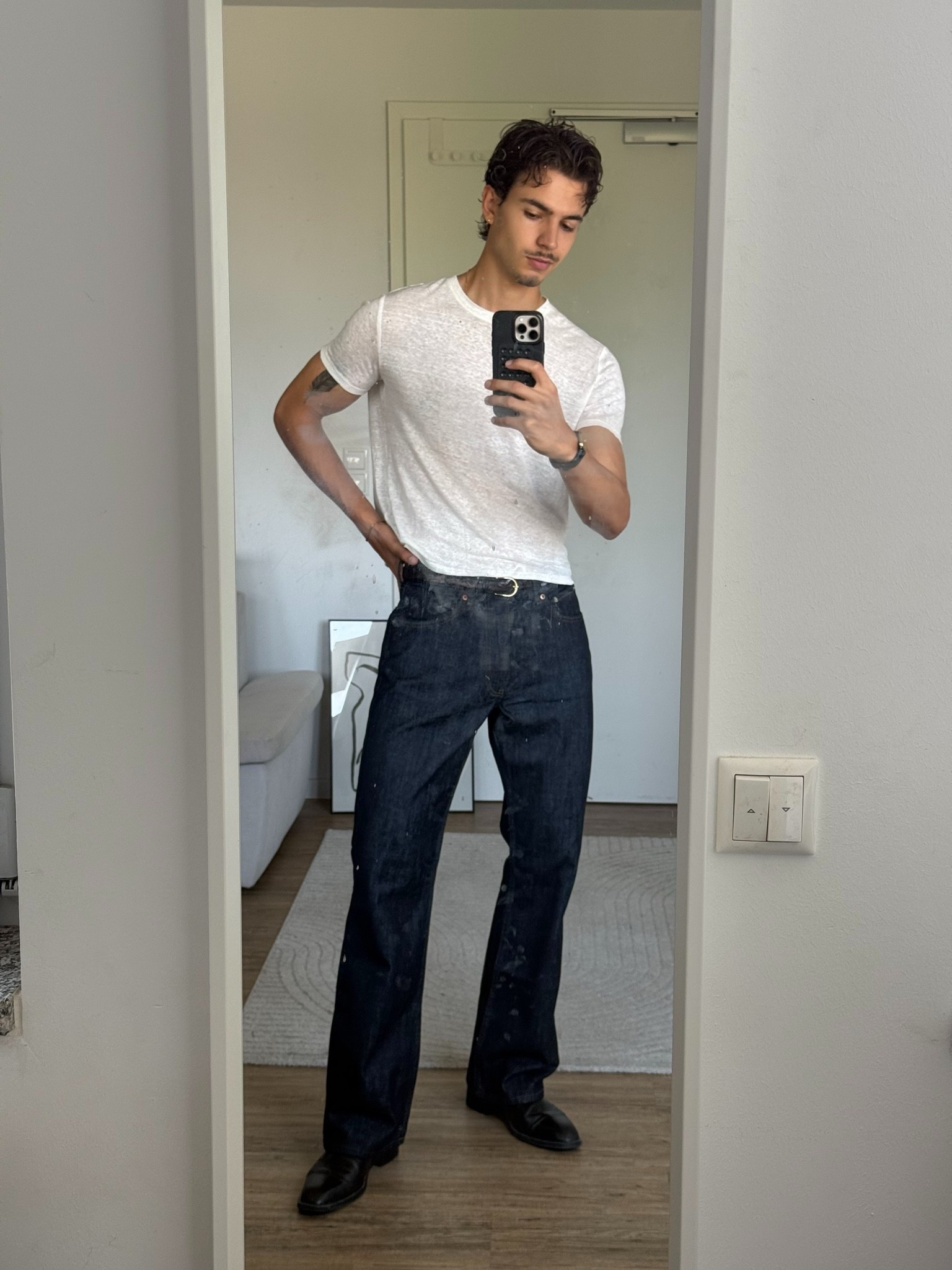 Ich bin 186 cm und wiege 72 kg trage bei der Jeans Größe 30x 32 Falls du zwischen zwei Größen bist, nimm die kleinere