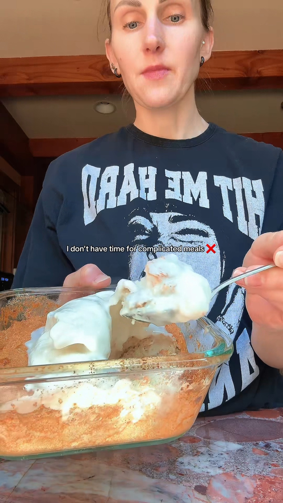 This is one of those meals I make when I have zero time but still need something that actually fills me up.

Recipe (1 serving):
2 eggs
150g egg whites
100ml milk
100g bread
1 tsp cinnamon
1 tsp vanilla
1–2 tsp sweetener
(Optional) 1 scoop whey

Add-ins: banana, coconut, chocolate
Toppings: maple syrup, Greek yogurt, honey, protein ice cream (I make my own with Ninja Creami with greek yogurt, vanilla whey, almond milk & sweetener 🍦)

#ltkfitness #fitmomlife #busymomhacks #highproteinmeals #easymealideas #quickmeals #momlife #realisticnutrition

#LTKmomlife #LTKfoodie #LTKSaleAlert