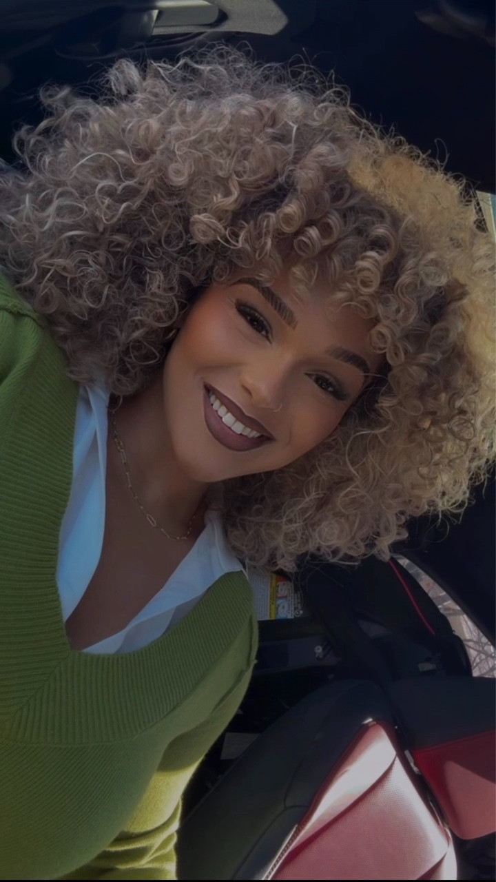 Hey Besties! 🌺 
Ya girl has been on a role with the early AM curl routines🤭We did not come to play this slay . What curl products have been your favorites lately? I may have to try👀

#curlyhairroutine #curlyhairproducts #curlygirl