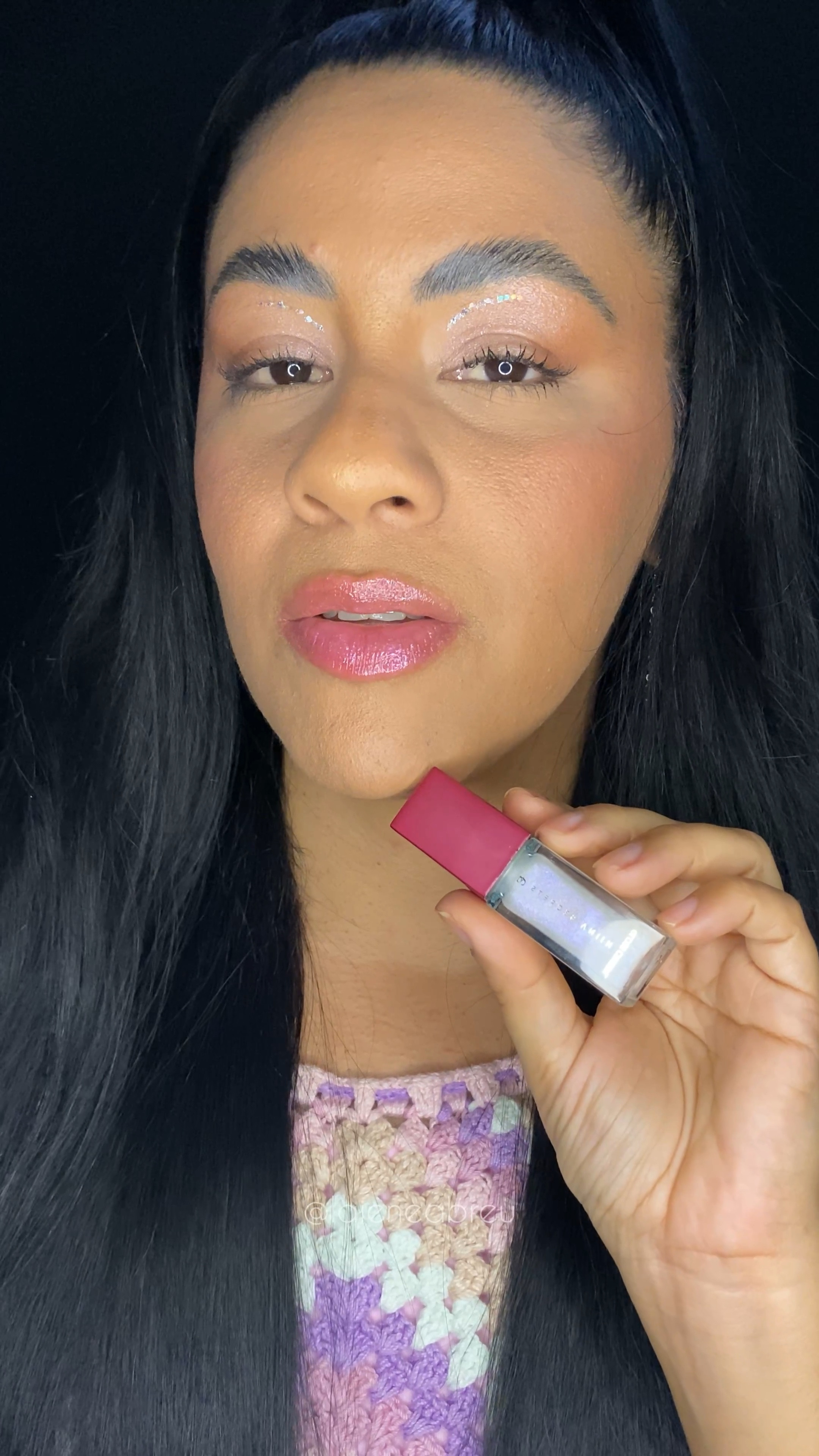 Um gloss perfeito pra você compor seu make das festas de final de ano, precisa ser esse! Ele possui efeito vidro, com partículas de cristais, sem contar que ele possui uma exclusiva tecnologia Secrets com ativos que dispõe de anti oxidantes perfeitos pros seus lábios. E a sensação de hidratação, nem se fala!
#NatalLTK #LTKmasters

#LTKbrasil #LTKbeauty #LTKVideo