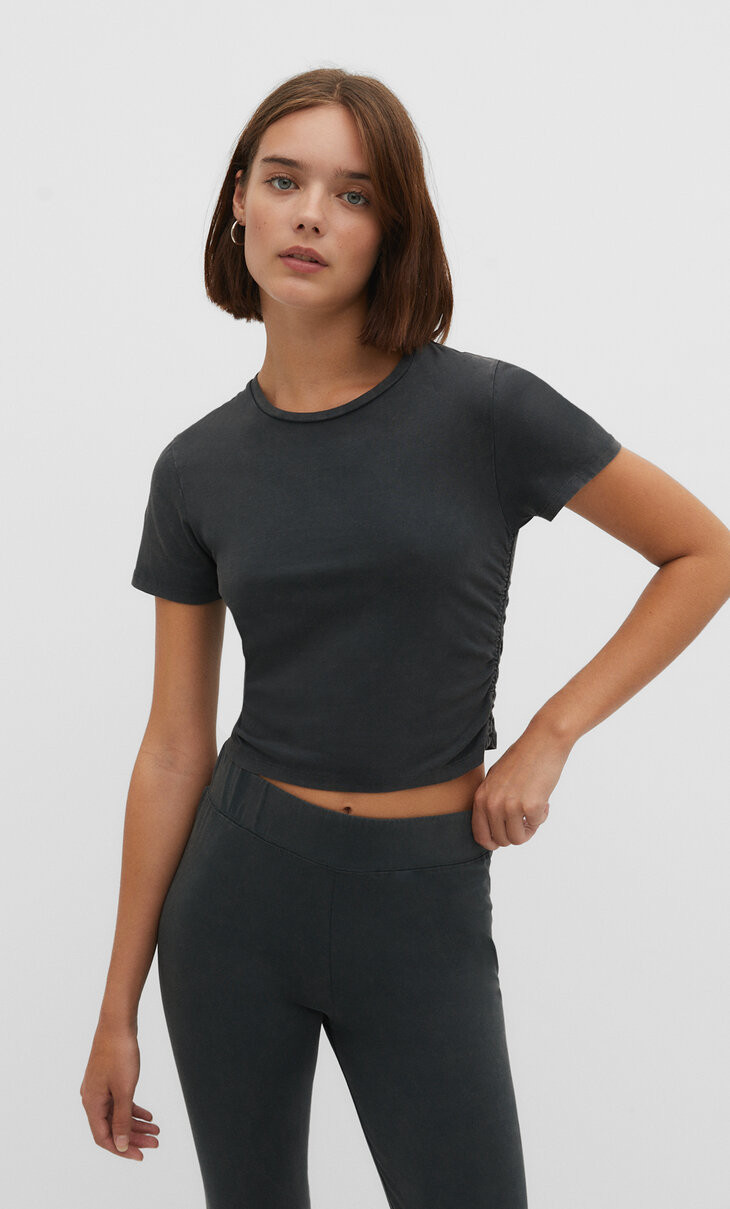 Cotton T-shirt with side gathering - Women's fashion | Stradivarius United Kingdom | Stradivarius (UK)