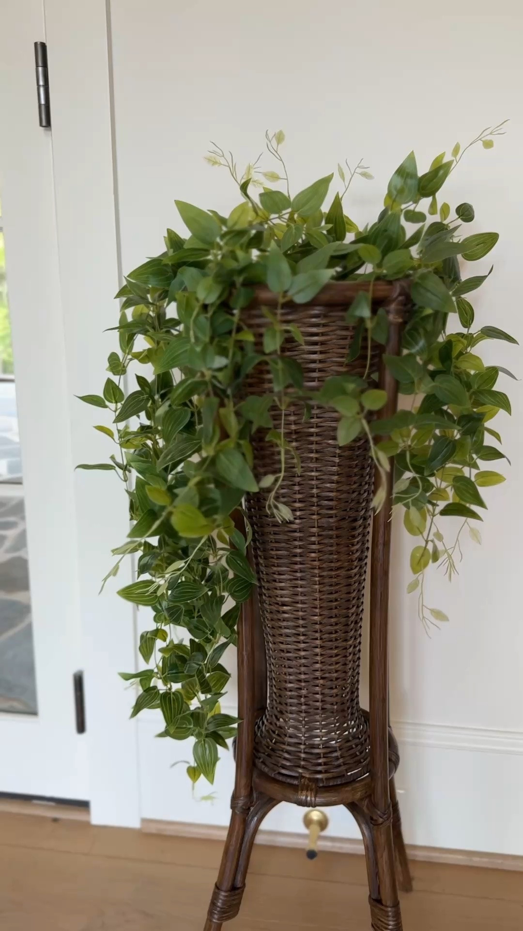 Okay this looks realistic af. I only used one branch/stem.