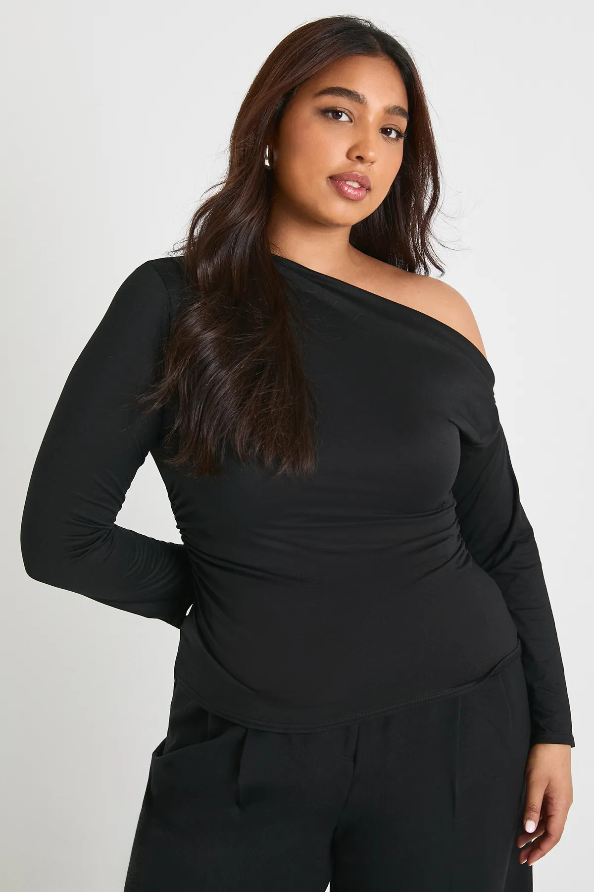 Plus Ruched Side Asymmetric Off The Shoulder Top | PrettyLittleThing US