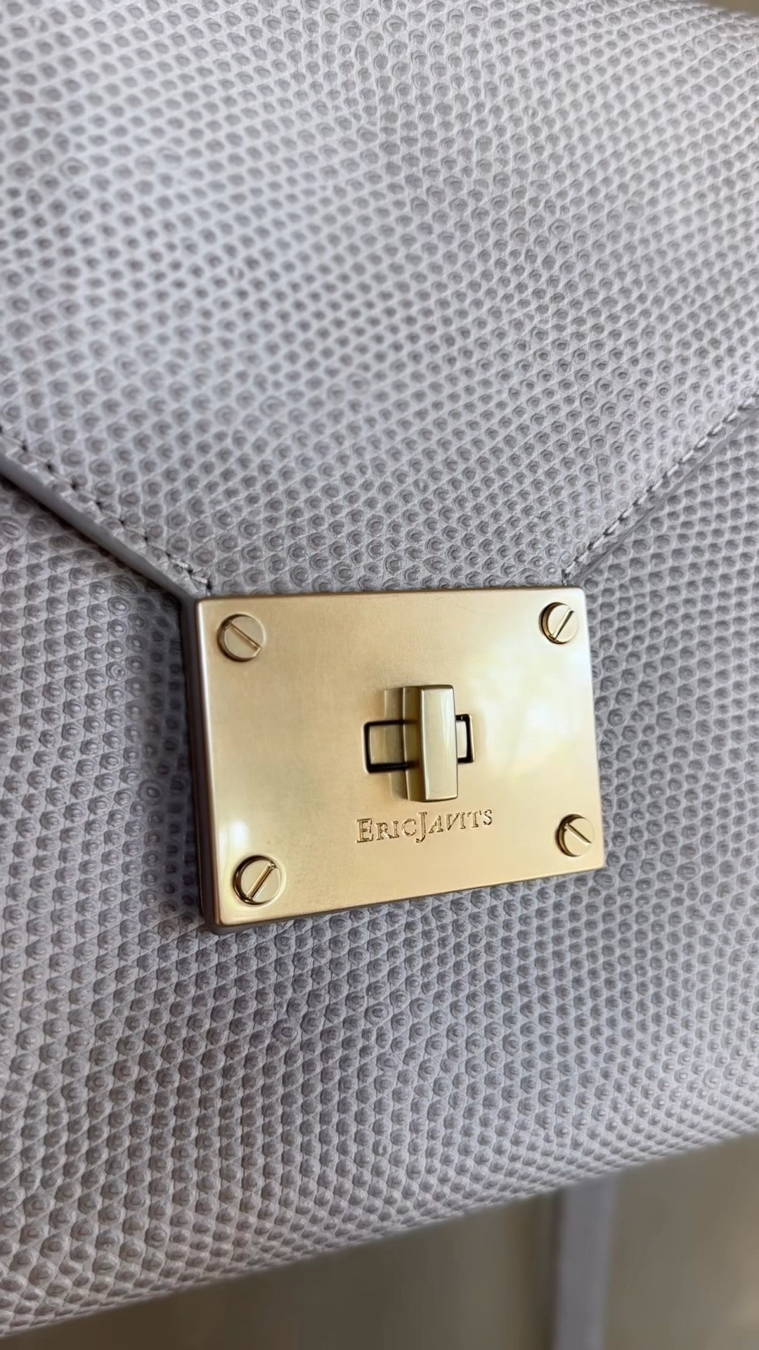 From summer days to fall nights, this @EricJavits bag is my new go-to accessory. 🌿✨ Whether I’m out in the sun or layering up for cooler weather, it’s the perfect blend of chic and versatile. Ready to transition through every season with style! 💚 



#EricJavits #YearRoundStyle #BagGoals 