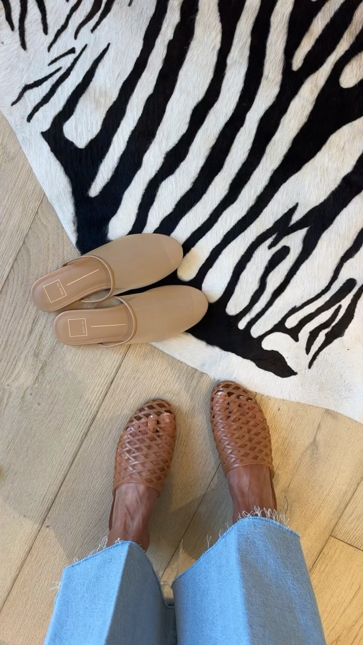 Mesh & jelly : my two favorite right now! Two slides that go with everything and are instantly comfy! 😍😍😍 