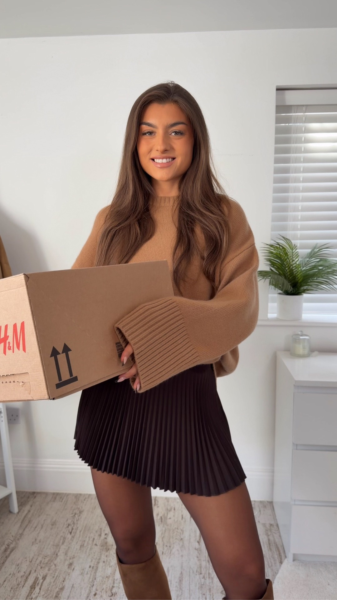 ad H&M NEW-IN OCTOBER! 🍂🤎🍄‍🟫🐻

Goodness me H&M!!! 😍 have you ever seen such a perfect autumn collection!? 🍂 I am over the moon about their new knit dresses & skorts that go so well with tights & boots!! I’m in my element 👏🏽 The first outfit is an autumn DREAM! And the jeans at the end paired with that cream cardigan 🤤☁️ woweee I can’t even pick a fave