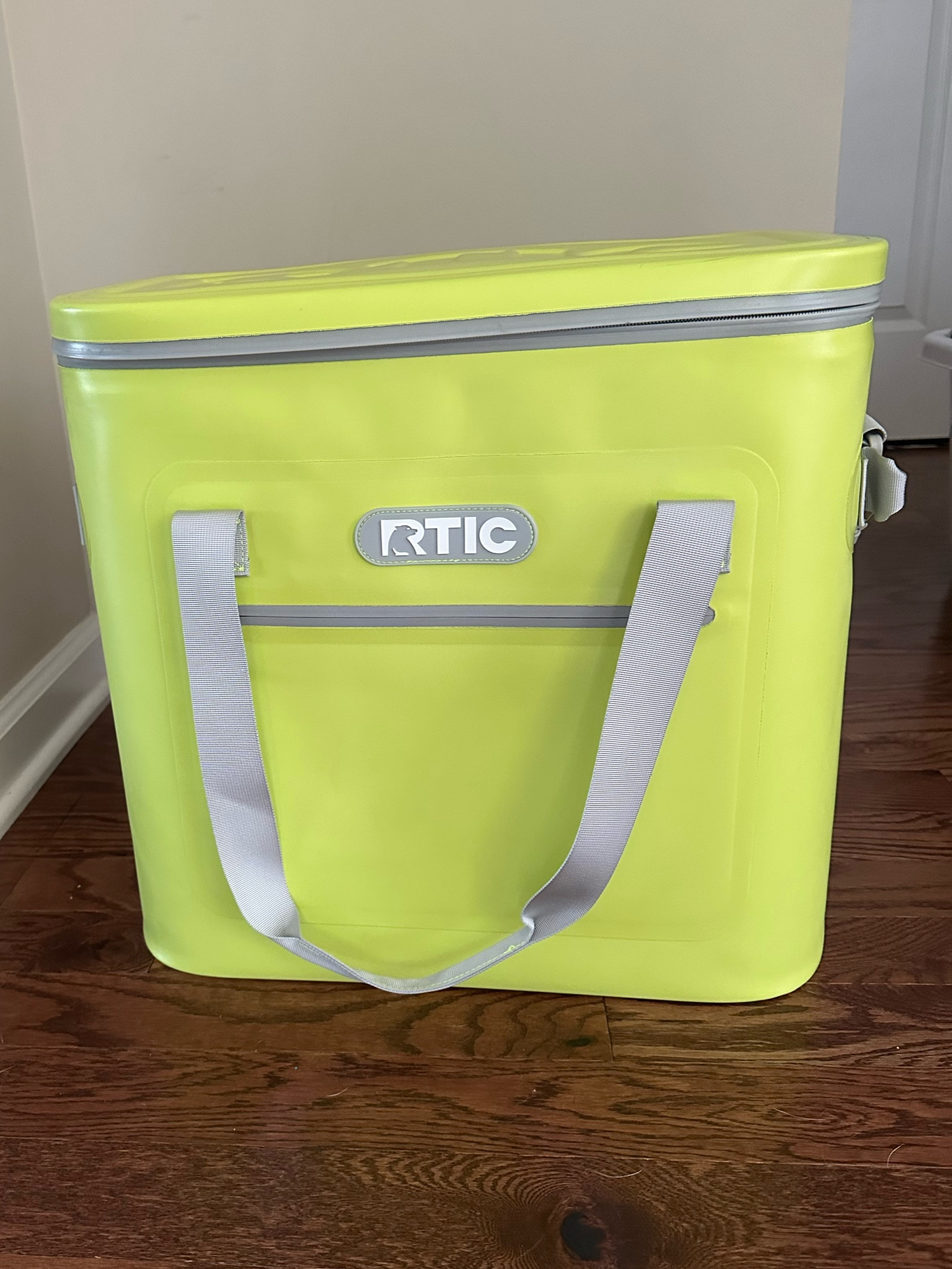 Rtic store cooler bag