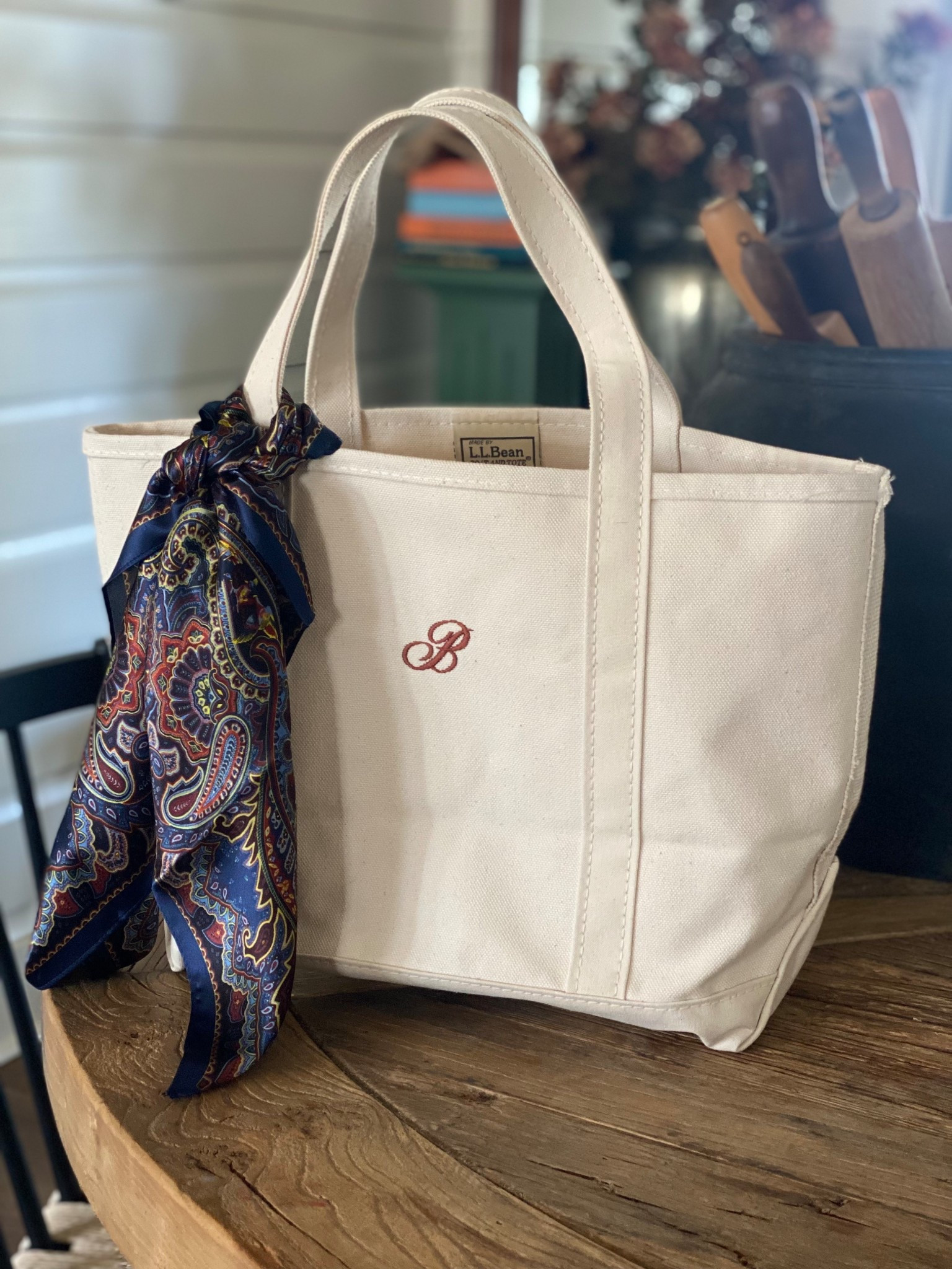 The most versatile bag ever!! Change up the look by changing out scarves and adding pins/ keychains 

Boat and tote deets:
-natural
-medium w/ open top & regular handles  
-thin script monogram in brown

travel bag | diaper bag | classic tote bag 


#LTKFindsUnder50 #LTKTravel #LTKStyleTip