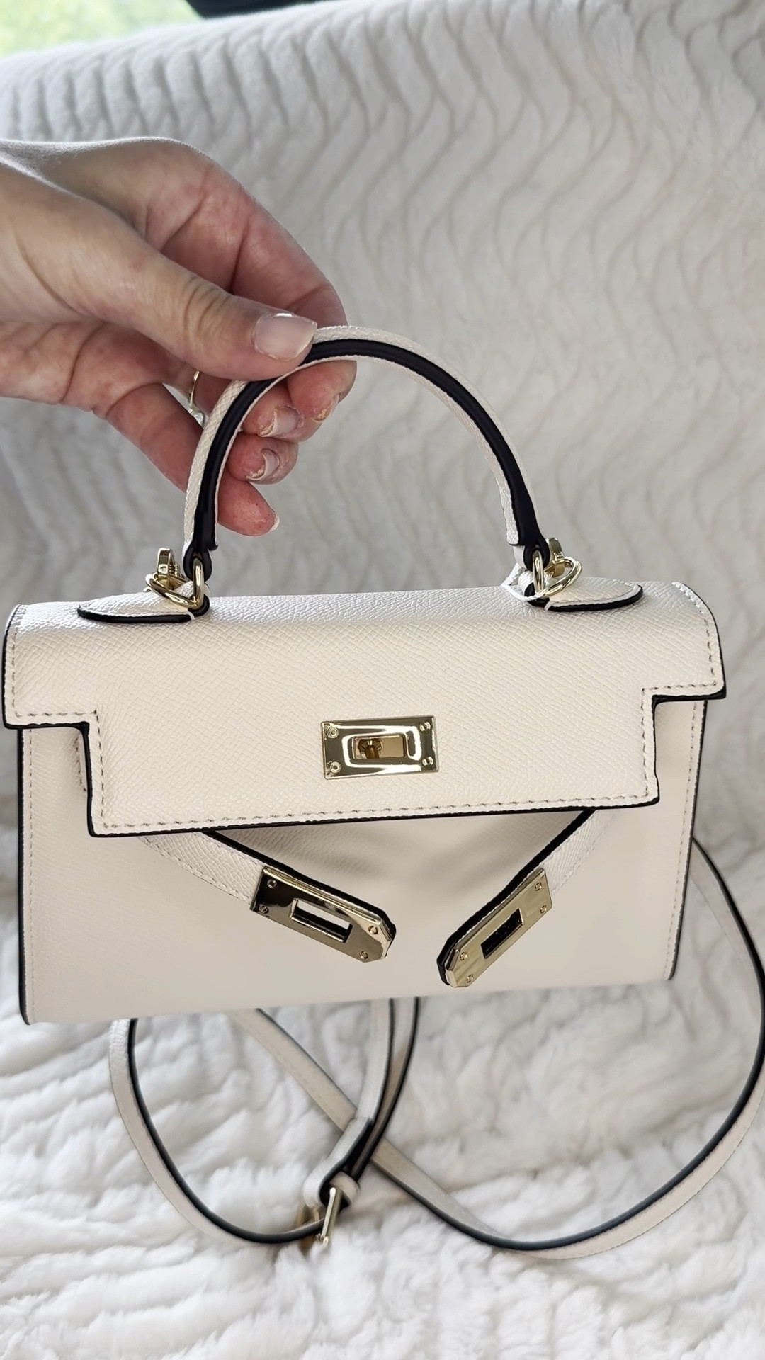 I think I love her 🥰 

Billini Harriet Handle Bag in Bone @billinishoes #unboxing #purseunboxing #harriethandlebag

#LTKFindsUnder100 #LTKSummerEdit #LTKItBag