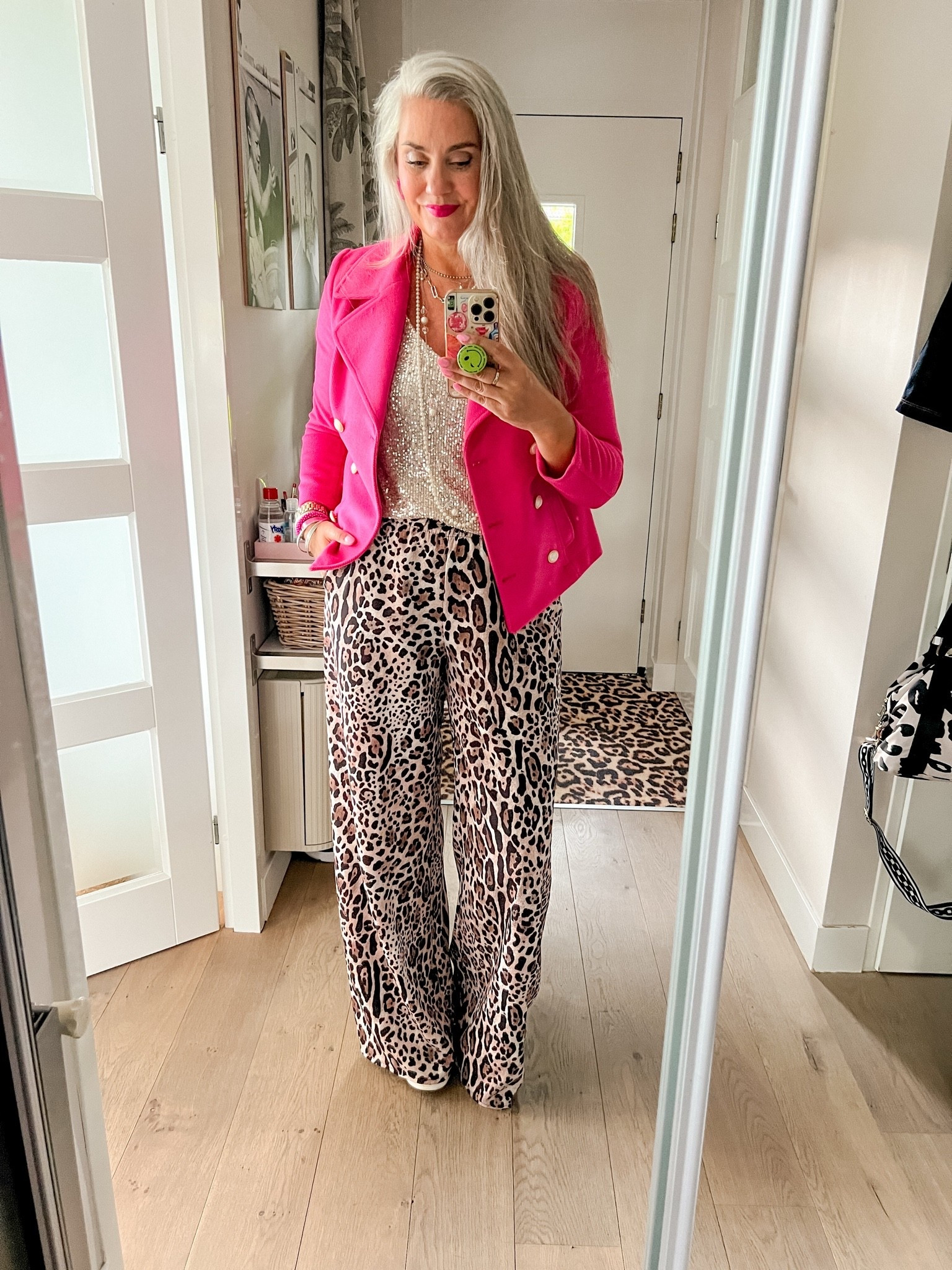 OOTN - Vrijdagavond. Dezelfde mooie lange luipaardprint broek (maat 40) en oude roze met oranje Vans sneakers maar nu gecombineerd met een beige pailetten top (oud H&M, maat M) en een fuchsia blazer (van Lente in Laren), fuchsia langhoudende lipstick en meerdere parelkettingen.

#LTKnederlands #LTKeurope #LTKpartywear